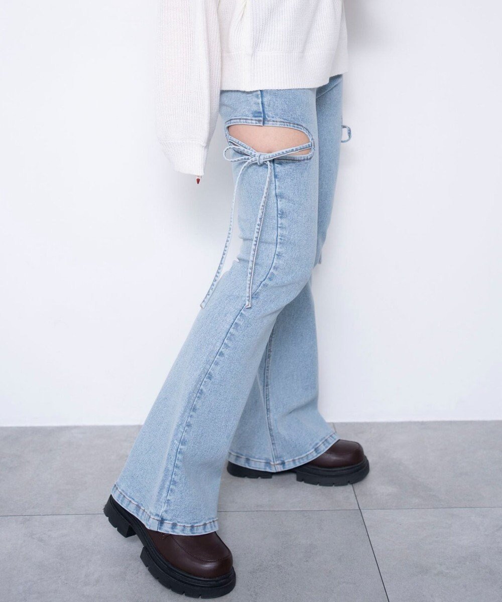 【ウィゴー/WEGO】の【SMサイズ展開/伸びる】カットアウトリボンストレッチフレアデニムパンツ インテリア・キッズ・メンズ・レディースファッション・服の通販 founy(ファニー) 　ファッション　Fashion　レディースファッション　Fashion for Women　パンツ　Pants & Trousers　デニムパンツ・ジーンズ・美脚デニム　Denim Jeans & Pants　厚底　Platform Shoes　春　Spring　秋　Autumn　ガーリー　Girly, Feminine Style　クロップド　Cropped, Short Length　コンパクト　Compact, Small Size　シアー　Sheer, See-Through　ショート　Short, Short Length　ストレッチ　Stretch, Stretchy Fabric　スニーカー　Sneakers, Trainers　スマホ　Smartphone, Mobile Device　デニム　Denim, Jeans Material　トレンド　Trend, Trending Now　バランス　Balance, Style Balance　フィット　Fit, Slim Fit　フレア　Flare, Flared　ボレロ　Bolero, Short Cardigan　リボン　Ribbon, Bow　冬　Winter / This Winter　S/S・春夏　SS, Spring/Summer, Warm Season　おすすめ　Recommended / Our Picks　夏　Summer　デニム淡加工色|ID: prp329100004852946 ipo3291000000035645427