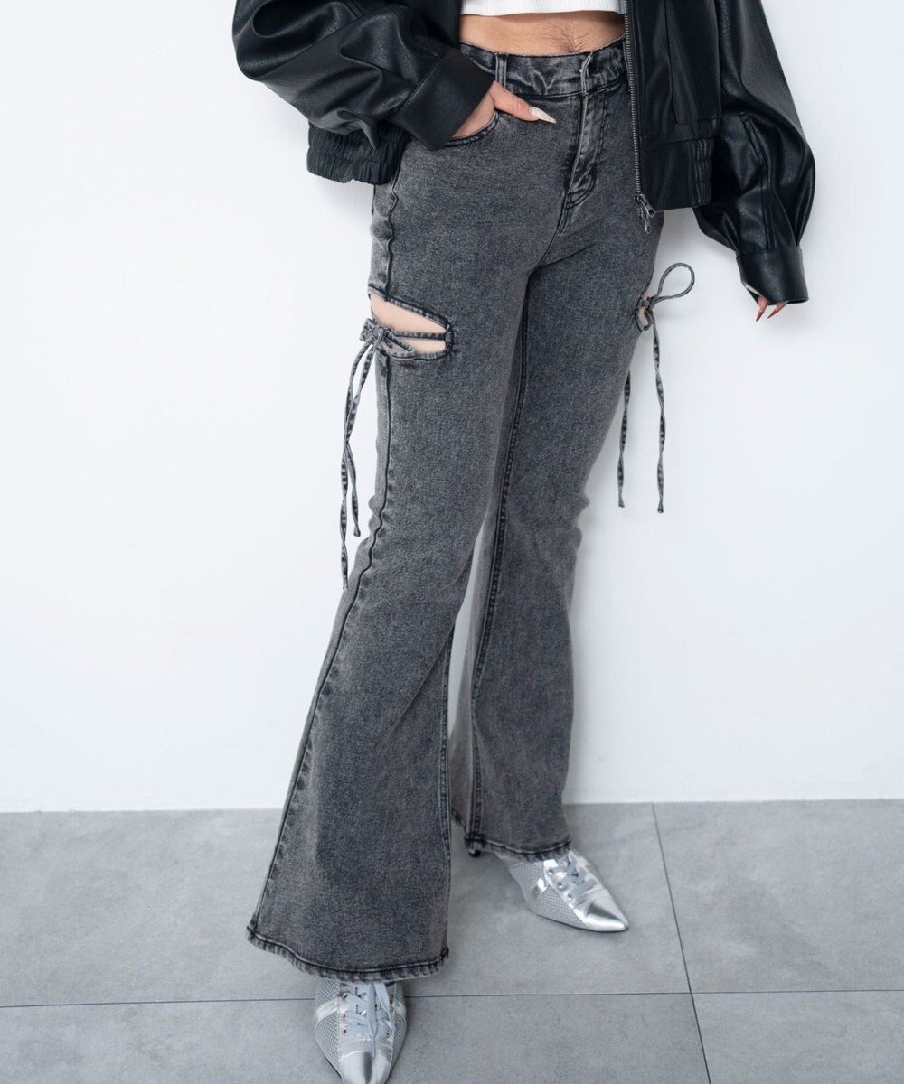 【ウィゴー/WEGO】の【SMサイズ展開/伸びる】カットアウトリボンストレッチフレアデニムパンツ インテリア・キッズ・メンズ・レディースファッション・服の通販 founy(ファニー) 　ファッション　Fashion　レディースファッション　Fashion for Women　パンツ　Pants & Trousers　デニムパンツ・ジーンズ・美脚デニム　Denim Jeans & Pants　厚底　Platform Shoes　春　Spring　秋　Autumn　ガーリー　Girly, Feminine Style　クロップド　Cropped, Short Length　コンパクト　Compact, Small Size　シアー　Sheer, See-Through　ショート　Short, Short Length　ストレッチ　Stretch, Stretchy Fabric　スニーカー　Sneakers, Trainers　スマホ　Smartphone, Mobile Device　デニム　Denim, Jeans Material　トレンド　Trend, Trending Now　バランス　Balance, Style Balance　フィット　Fit, Slim Fit　フレア　Flare, Flared　ボレロ　Bolero, Short Cardigan　リボン　Ribbon, Bow　冬　Winter / This Winter　S/S・春夏　SS, Spring/Summer, Warm Season　おすすめ　Recommended / Our Picks　夏　Summer　ブラックその他|ID: prp329100004852946 ipo3291000000035645431