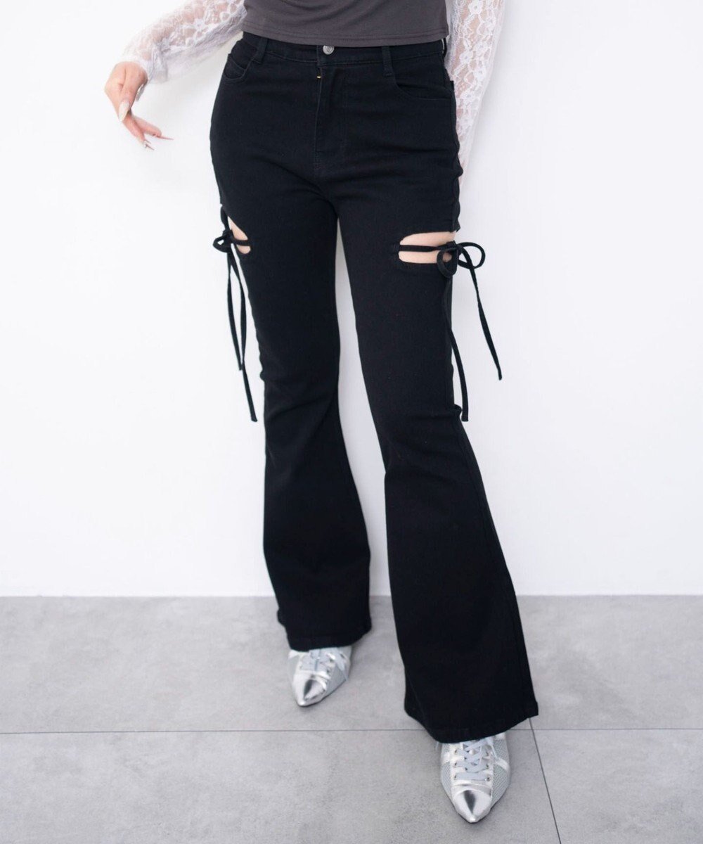 【ウィゴー/WEGO】の【SMサイズ展開/伸びる】カットアウトリボンストレッチフレアデニムパンツ インテリア・キッズ・メンズ・レディースファッション・服の通販 founy(ファニー) 　ファッション　Fashion　レディースファッション　Fashion for Women　パンツ　Pants & Trousers　デニムパンツ・ジーンズ・美脚デニム　Denim Jeans & Pants　厚底　Platform Shoes　春　Spring　秋　Autumn　ガーリー　Girly, Feminine Style　クロップド　Cropped, Short Length　コンパクト　Compact, Small Size　シアー　Sheer, See-Through　ショート　Short, Short Length　ストレッチ　Stretch, Stretchy Fabric　スニーカー　Sneakers, Trainers　スマホ　Smartphone, Mobile Device　デニム　Denim, Jeans Material　トレンド　Trend, Trending Now　バランス　Balance, Style Balance　フィット　Fit, Slim Fit　フレア　Flare, Flared　ボレロ　Bolero, Short Cardigan　リボン　Ribbon, Bow　冬　Winter / This Winter　S/S・春夏　SS, Spring/Summer, Warm Season　おすすめ　Recommended / Our Picks　夏　Summer　デニムブラック|ID: prp329100004852946 ipo3291000000035645433