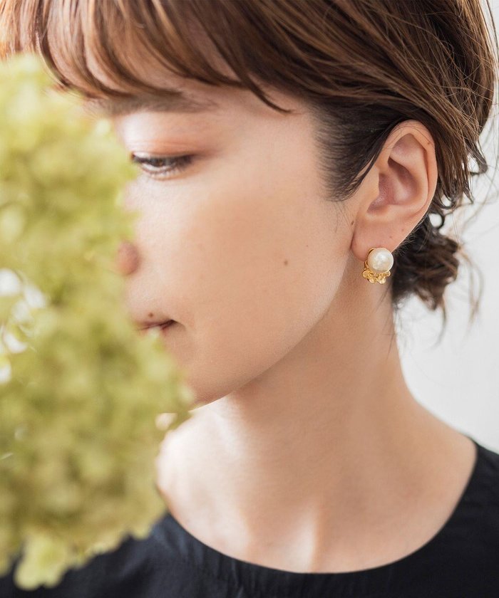 【ピッシェアンス/Pisceans】のフローラル コットンパールイヤリング インテリア・キッズ・メンズ・レディースファッション・服の通販 founy(ファニー) https://founy.com/ ファッション Fashion レディースファッション Fashion for Women ジュエリー Jewelry ファッションリング Fashion Rings イヤリング・フープ・ドロップタイプ Hoop, Drop & Clip Earrings アクセサリー Fashion Accessories イヤリング Earrings オケージョン Occasion Wear シンプル Simple, Minimal パール Pearl, Pearl Accent フラワー Flower, Floral フレーム Frame, Outline モチーフ Motif, Design Theme セレモニー Ceremony ギフト プレゼント Gift / Present 入学式 Entrance Ceremony 卒業式 Graduation Ceremony 結婚式 Wedding 披露宴 Wedding Reception |ID: prp329100004854043 ipo3291000000035674481