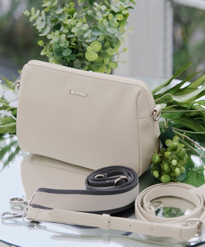 【ティアクラッセ/Tiaclasse】の【2way/肩紐2TYPE】ちょうどいいサイズのショルダーミニバッグ インテリア・キッズ・メンズ・レディースファッション・服の通販 founy(ファニー) https://founy.com/ ファッション Fashion レディースファッション Fashion for Women バッグ Bags アクセサリー Fashion Accessories カーディガン Cardigan, Knitwear キャンバス Canvas, Canvas Fabric コンパクト Compact, Small Size ショルダー Shoulder, Shoulder Strap シルバー Silver, Metallic Silver シンプル Simple, Minimal スマート Smart, Elegant 財布 Wallet, Purse チュニック Tunic, Long Top プレート Plate, Dish ベーシック Basic, Essential ポケット Pocket, Pocket Detail 再入荷 Restock / Back in Stock エレガント 上品 Elegant 新作・新入荷 New Arrivals / New In ビジネス 仕事 通勤 Business / Work / Commuting |ID: prp329100004854523 ipo3291000000035713341