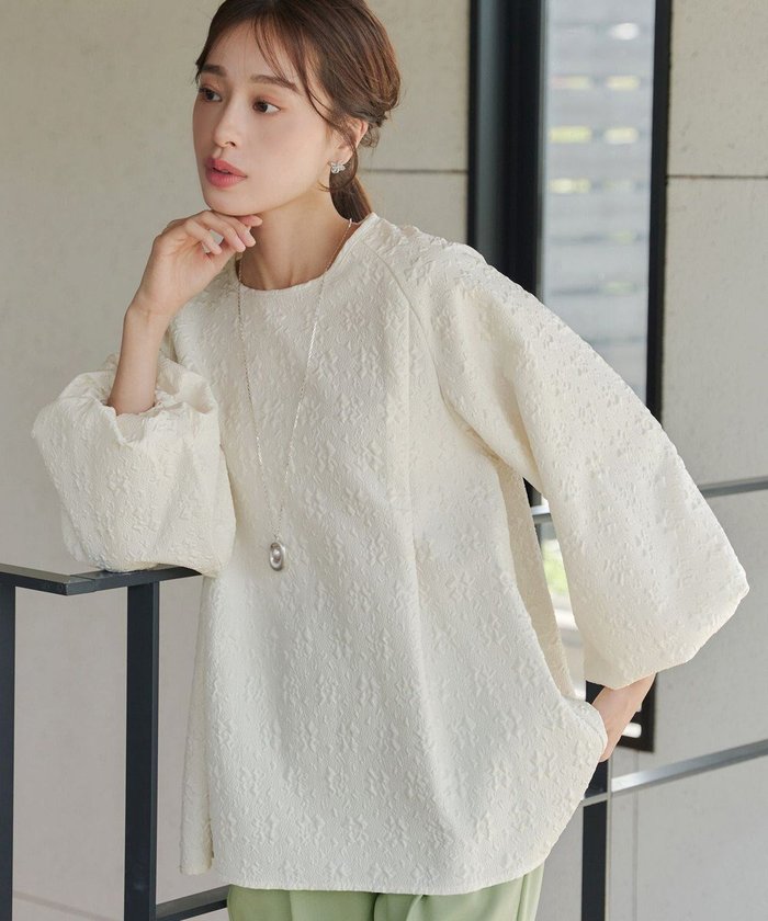 【ティアクラッセ/Tiaclasse】のふくれジャガードバルーンスリーブチュニックブラウス インテリア・キッズ・メンズ・レディースファッション・服の通販 founy(ファニー) https://founy.com/ ファッション Fashion レディースファッション Fashion for Women トップス・カットソー Cut & Sew Tops シャツ・ブラウス・オフィスカジュアル Elegant Blouses & Button-Ups アクセサリー Fashion Accessories ウォッシャブル Machine Washable 春 Spring 洗える Machine Washable 秋 Autumn カーディガン Cardigan, Knitwear シンプル Simple, Minimal ジャカード／ジャガード Jacquard, Woven Pattern スリーブ Sleeve, Long Sleeve / Short Sleeve チュニック Tunic, Long Top トレンド Trend, Trending Now 長袖 Long Sleeve, Full Sleeve フェミニン Feminine, Girly フレア Flare, Flared ポケット Pocket, Pocket Detail 無地 Plain, Solid Color 冬 Winter / This Winter S/S・春夏 SS, Spring/Summer, Warm Season 再入荷 Restock / Back in Stock おすすめ Recommended / Our Picks 夏 Summer エレガント 上品 Elegant 新作・新入荷 New Arrivals / New In |ID: prp329100004854753 ipo3291000000035728610