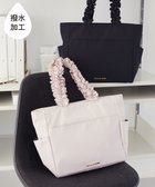 【メゾンドフルール/Maison de FLEUR】の撥水加工フリルハンドルトートバッグ Grayish Pink|ID: prp329100004854824 ipo3291000000035732941