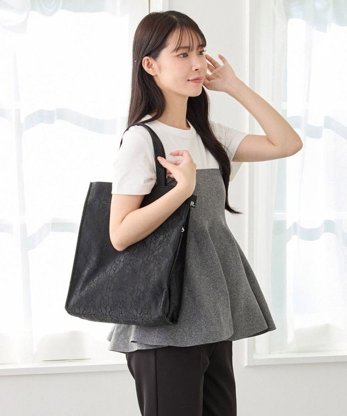 【ルートート/ROOTOTE】の1052【ルートート】LT.アーキャトル.クラシック-C インテリア・キッズ・メンズ・レディースファッション・服の通販 founy(ファニー) https://founy.com/ ファッション Fashion レディースファッション Fashion for Women バッグ Bags エナメル Patent Leather カメラ Camera Accessories クラシック Classic, Timeless Style グリッター Glitter, Sparkle シンプル Simple, Minimal スマート Smart, Elegant 雑誌 Magazine, Fashion Magazine 定番 Standard, Basic Item フォルム Silhouette, Form フラワー Flower, Floral プリント Print, Printed Pattern ポケット Pocket, Pocket Detail マグネット Magnet, Magnetic Closure ランダム Random, Irregular エレガント 上品 Elegant セレモニー Ceremony 入学式 Entrance Ceremony 卒業式 Graduation Ceremony 新作・新入荷 New Arrivals / New In |ID: prp329100004857372 ipo3291000000035849596