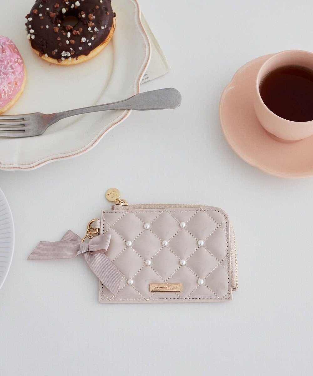 【メゾンドフルール/Maison de FLEUR】のエナメルパールフラグメントケース インテリア・キッズ・メンズ・レディースファッション・服の通販 founy(ファニー) ファッション Fashion レディースファッション Fashion for Women ミニ財布・二つ折り財布 Wallets & Card Cases カードケース/名刺入れ Card Holders & Business Cases エナメル Patent Leather キルティング Quilted, Quilting パール Pearl, Pearl Accent ポケット Pocket, Pocket Detail リボン Ribbon, Bow 財布 Wallet, Purse Pink|ID: prp329100004857679 ipo3291000000035870850