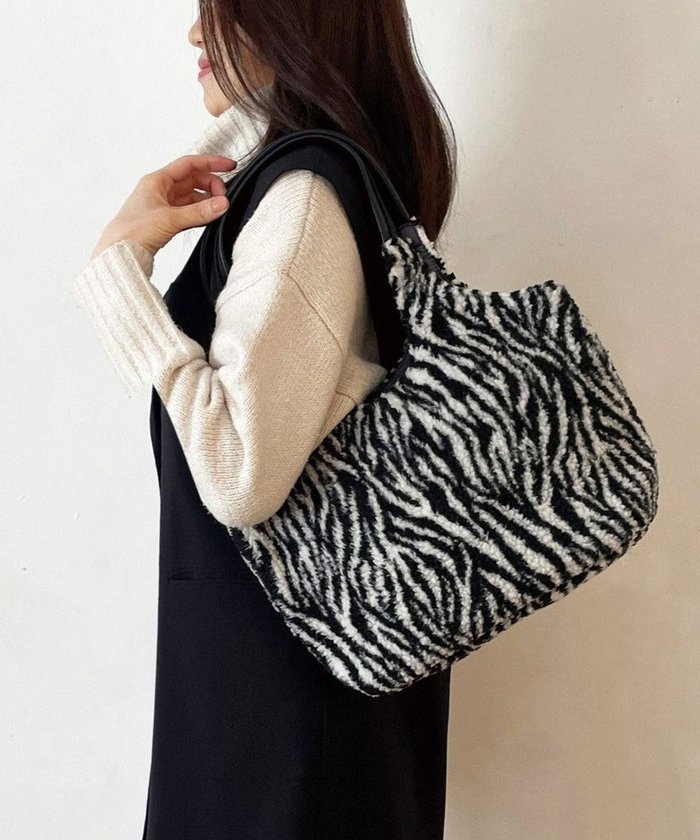 【ルートート/ROOTOTE】の1335【肩掛け・A4サイズ収納】LT.デリ.ラウンド.ボア-A インテリア・キッズ・メンズ・レディースファッション・服の通販 founy(ファニー) https://founy.com/ ファッション Fashion レディースファッション Fashion for Women バッグ Bags インナー Innerwear カメラ Camera Accessories スマホ Smartphone, Mobile Device フィット Fit, Slim Fit フォルム Silhouette, Form ボックス Boxy, Box Shape ポケット Pocket, Pocket Detail ポーチ Pouch, Small Case ラウンド Round, Round Neck ワンポイント One Point, Statement Accent 冬 Winter / This Winter |ID: prp329100004857691 ipo3291000000035871212