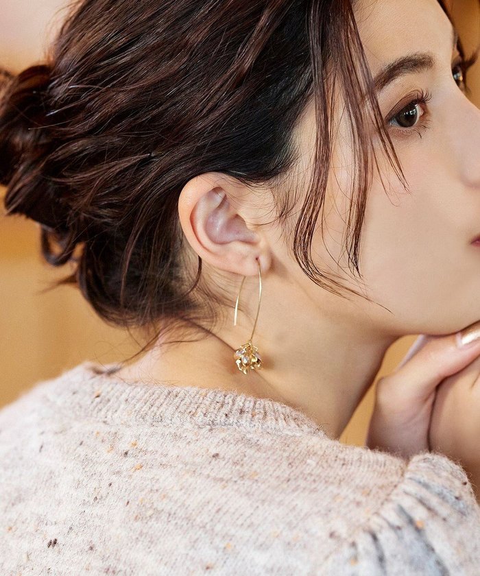 【ティアクラッセ/Tiaclasse】の花弁ロングピアス インテリア・キッズ・メンズ・レディースファッション・服の通販 founy(ファニー) https://founy.com/ ファッション Fashion レディースファッション Fashion for Women アクセサリー Fashion Accessories チュニック Tunic, Long Top ドロップ Drop Shoulder, Dropped Style パール Pearl, Pearl Accent ビジュー Bijou, Jewel-like Accent プレート Plate, Dish ロング Long, Long-Length エレガント 上品 Elegant 再入荷 Restock / Back in Stock 新作・新入荷 New Arrivals / New In |ID: prp329100004857702 ipo3291000000035871514