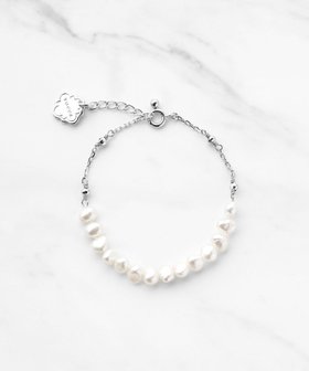 【トッカ/TOCCA】 BAROQUE PEARL BRACELET 淡水バロックパール ブレスレット人気、トレンドファッション・服の通販 founy(ファニー) ファッション Fashion レディースファッション Fashion for Women ジュエリー Jewelry チェーン＆カフブレスレット Cuff & Chain Bracelets おすすめ Recommended / Our Picks アクセサリー Fashion Accessories ギフト プレゼント Gift / Present シンプル Simple, Minimal セレモニー Ceremony チェーン Chain, Chain Strap テクスチャー Texture, Textured Fabric ハーフ Half, Half-Length バロック Baroque, Baroque Design パール Pearl, Pearl Accent フォルム Silhouette, Form ブレスレット Bracelet, Wristband リュクス Luxury, Elegant, High-End, Chic |ID:prp329100004859117