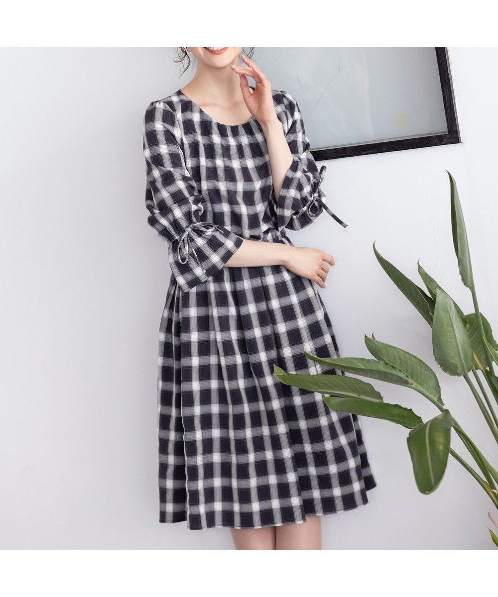 【ティアクラッセ/Tiaclasse】の【洗える】女性らしさ引き立つリボン袖ギャザーワンピース インテリア・キッズ・メンズ・レディースファッション・服の通販 founy(ファニー) 　ファッション　Fashion　レディースファッション　Fashion for Women　ワンピース　Dresses　ウォッシャブル　Machine Washable　春　Spring　洗える　Machine Washable　秋　Autumn　カーディガン　Cardigan, Knitwear　ギャザー　Gathered, Ruffled　シャーリング　Shirring, Ruched　ストレッチ　Stretch, Stretchy Fabric　スリーブ　Sleeve, Long Sleeve / Short Sleeve　チェック　Check, Plaid, Tartan　チュニック　Tunic, Long Top　ドット　Polka Dot, Dot Pattern　長袖　Long Sleeve, Full Sleeve　フィット　Fit, Slim Fit　フレア　Flare, Flared　水玉　Polka Dot, Dot Pattern　無地　Plain, Solid Color　ラウンド　Round, Round Neck　リボン　Ribbon, Bow　冬　Winter / This Winter　S/S・春夏　SS, Spring/Summer, Warm Season　再入荷　Restock / Back in Stock　夏　Summer　エレガント 上品　Elegant　新作・新入荷　New Arrivals / New In　ネイビーチェック|ID: prp329100004859146 ipo3291000000035932018