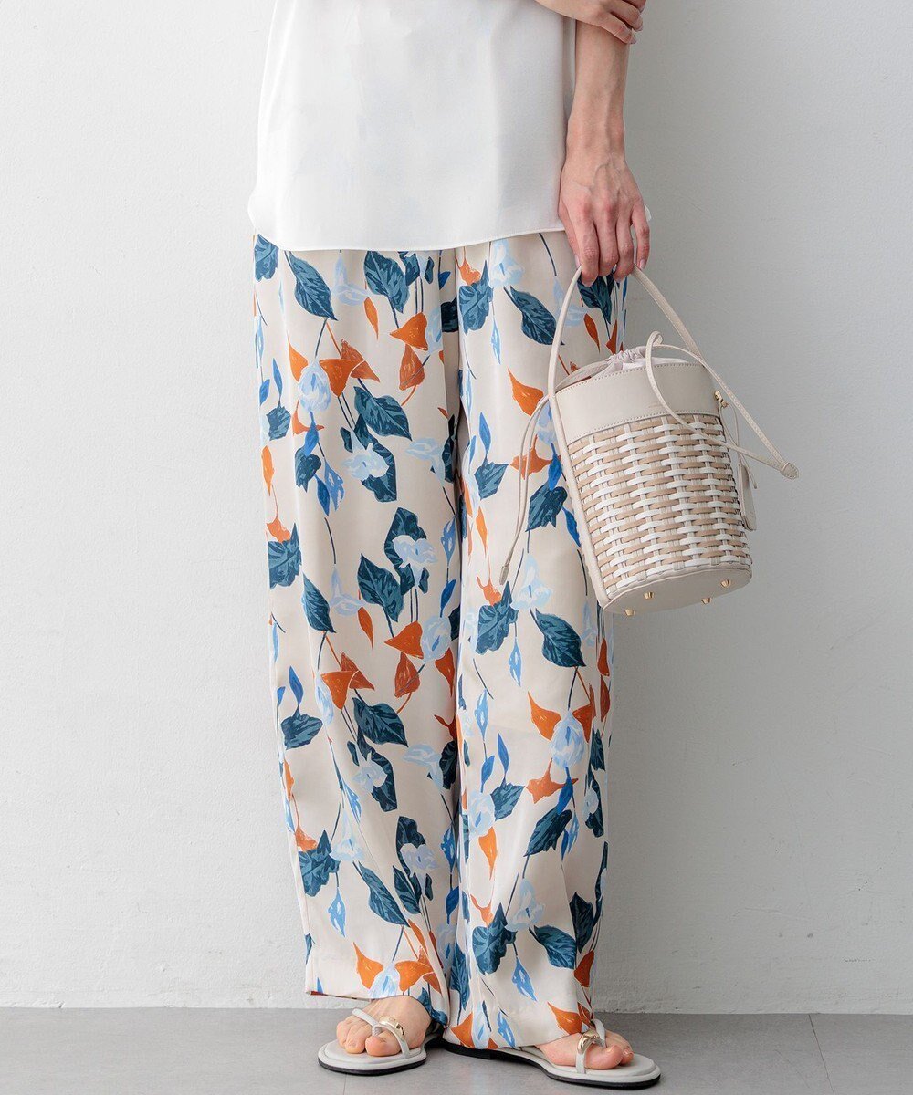 【23区/NIJYUSANKU】の【先行予約】カラーリリープリント ワイド パンツ インテリア・キッズ・メンズ・レディースファッション・服の通販 founy(ファニー) ファッション Fashion レディースファッション Fashion for Women パンツ Pants & Trousers エレガント 上品 Elegant ヴィンテージ Vintage Style 春 Spring カットソー Cut and Sewn Top キャミソール Camisole, Spaghetti Strap Top サテン Satin, Glossy Fabric サンダル Sandals, Summer Shoes シルク Silk, 100% Silk シンプル Simple, Minimal ドローストリング Drawstring, Pull Cord なめらか Smooth, Silky Texture フランス France, French プリント Print, Printed Pattern 無地 Plain, Solid Color リラックス Relax, Relaxed Fit ワイド Wide, Wide Fit S/S・春夏 SS, Spring/Summer, Warm Season 夏 Summer 2026年 2026 ベージュ系|ID: prp329100004859341 ipo3291000000035935747