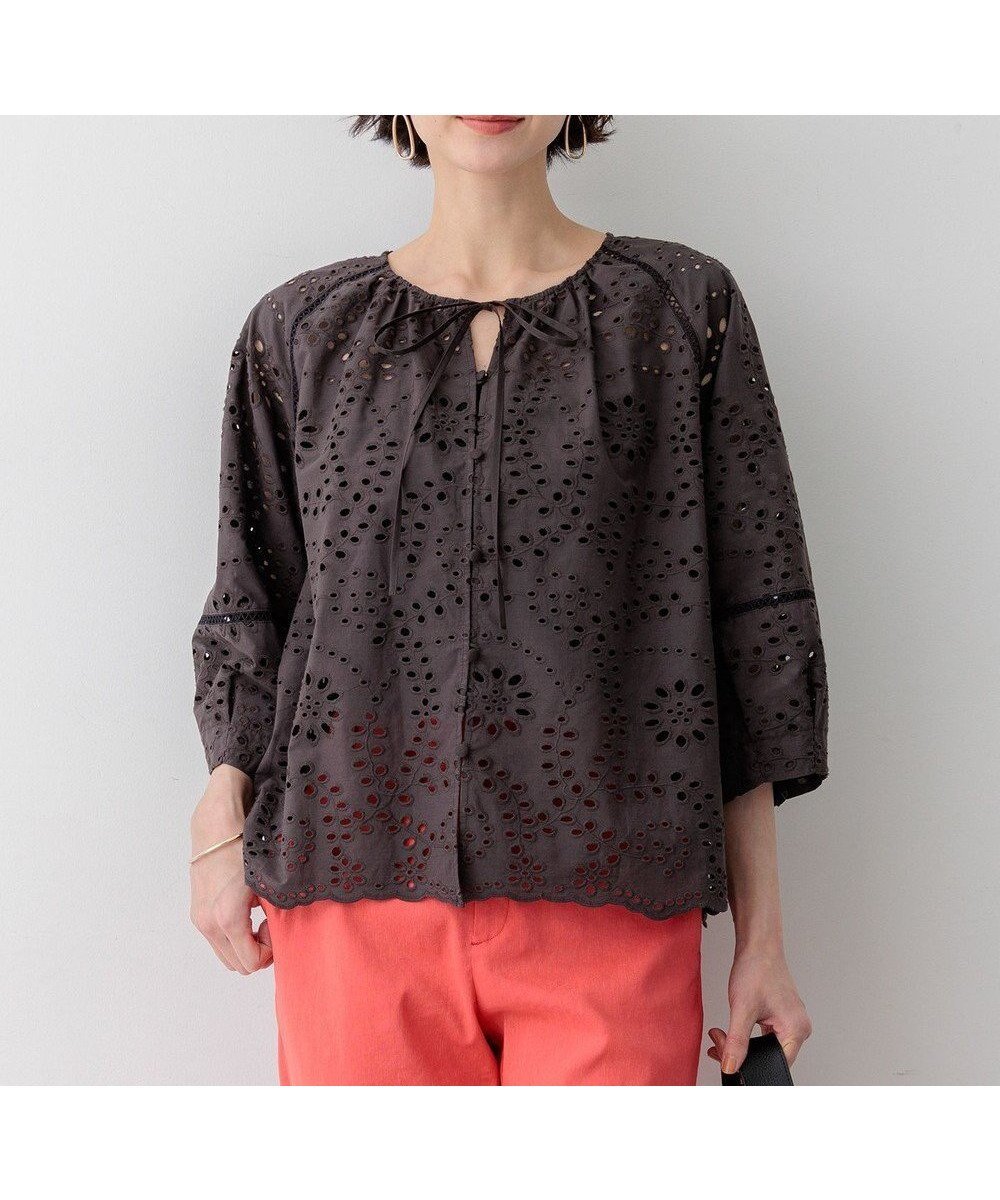 【23区/NIJYUSANKU】の【先行予約/見上愛さん着用】カットワークエンブロイダリー 2WAYブラウス インテリア・キッズ・メンズ・レディースファッション・服の通販 founy(ファニー) ファッション Fashion レディースファッション Fashion for Women トップス・カットソー Cut & Sew Tops シャツ・ブラウス・オフィスカジュアル Elegant Blouses & Button-Ups 春 Spring スカラップ Scallop, Scalloped Edge スラックス Slacks, Dress Pants スリーブ Sleeve, Long Sleeve / Short Sleeve デニム Denim, Jeans Material トレンド Trend, Trending Now フェミニン Feminine, Girly レース Lace, Lace Fabric ワーク Workwear, Utility Style S/S・春夏 SS, Spring/Summer, Warm Season 夏 Summer エレガント 上品 Elegant 2026年 2026 ダークブラウン系|ID: prp329100004859342 ipo3291000000035963433
