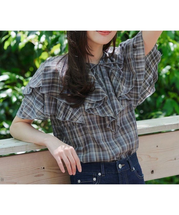 【ティアクラッセ/Tiaclasse】の【洗える】チェック柄フリルブラウス インテリア・キッズ・メンズ・レディースファッション・服の通販 founy(ファニー) https://founy.com/ ファッション Fashion レディースファッション Fashion for Women トップス・カットソー Cut & Sew Tops シャツ・ブラウス・オフィスカジュアル Elegant Blouses & Button-Ups アクセサリー Fashion Accessories 春 Spring 洗える Machine Washable 秋 Autumn カーディガン Cardigan, Knitwear シアー Sheer, See-Through スリーブ Sleeve, Long Sleeve / Short Sleeve チェック Check, Plaid, Tartan チュニック Tunic, Long Top デニム Denim, Jeans Material フリル Frill, Ruffle フレア Flare, Flared フレンチ French, French Style フロント Front, Front Design ポケット Pocket, Pocket Detail 半袖 Short Sleeve, Half Sleeve リボン Ribbon, Bow S/S・春夏 SS, Spring/Summer, Warm Season 再入荷 Restock / Back in Stock 夏 Summer エレガント 上品 Elegant 新作・新入荷 New Arrivals / New In ビジネス 仕事 通勤 Business / Work / Commuting |ID: prp329100004860081 ipo3291000000035987707