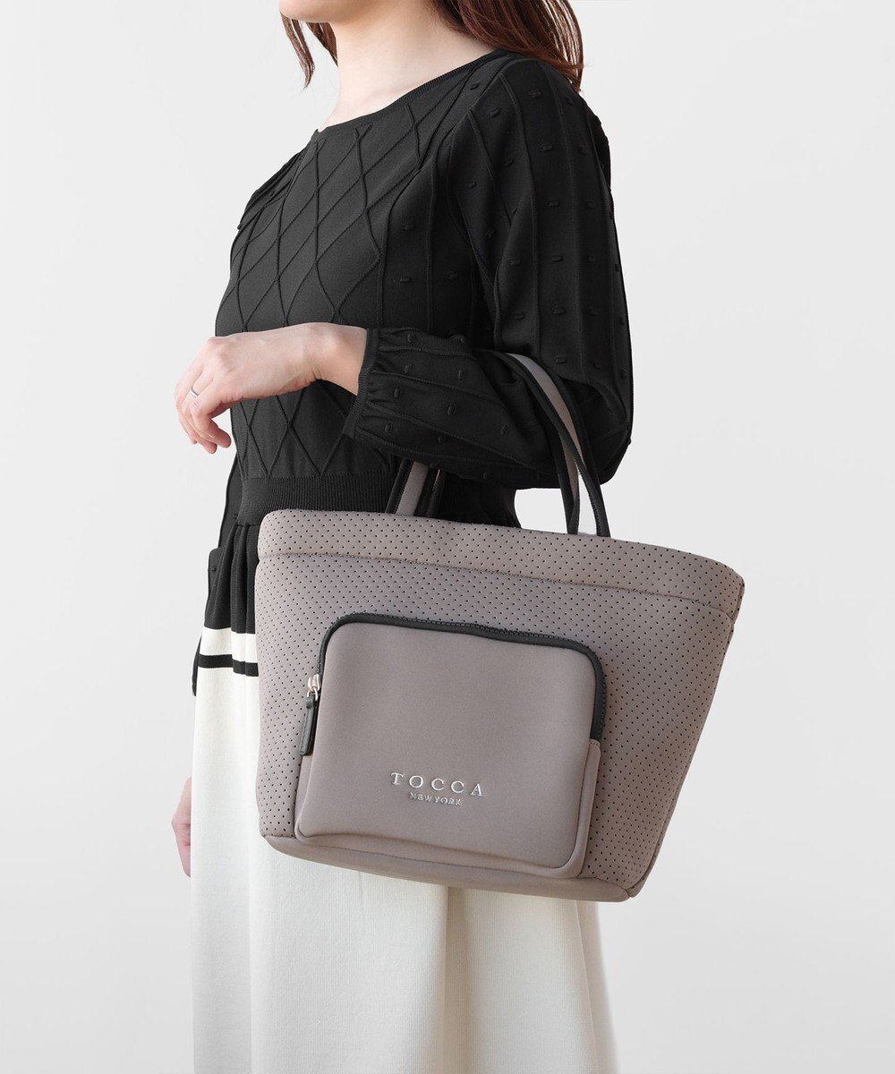 【トッカ/TOCCA】の【WEB&一部店舗限定】GOCCIA TOTE トートバッグ インテリア・キッズ・メンズ・レディースファッション・服の通販 founy(ファニー) 　ファッション　Fashion　レディースファッション　Fashion for Women　バッグ　Bags　アウトドア　Outdoor Clothing　クッション　Cushion, Throw Pillow　ジップ　Zip, Zipper　スーツ　Suit, Formalwear　財布　Wallet, Purse　フェミニン　Feminine, Girly　フロント　Front, Front Design　ポケット　Pocket, Pocket Detail　リゾート　Resort, Vacation Style　おすすめ　Recommended / Our Picks　旅行　Travel　ビジネス 仕事 通勤　Business / Work / Commuting　グレージュ系|ID: prp329100004860181 ipo3291000000035988856