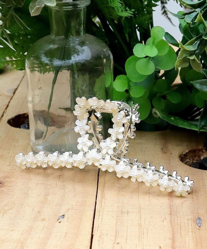 【ティアクラッセ/Tiaclasse】のミニフラワーバンスクリップ インテリア・キッズ・メンズ・レディースファッション・服の通販 founy(ファニー) https://founy.com/ ファッション Fashion レディースファッション Fashion for Women シュシュ&ヘアアクセ/ヘアアレンジ Scrunchies & Hair Accessories おすすめ Recommended / Our Picks アクセサリー Fashion Accessories シューズ Shoes, Footwear チュニック Tunic, Long Top ハーフ Half, Half-Length バレッタ Barrette, Hair Clip モチーフ Motif, Design Theme エレガント 上品 Elegant 再入荷 Restock / Back in Stock 新作・新入荷 New Arrivals / New In |ID: prp329100004860279 ipo3291000000035991752