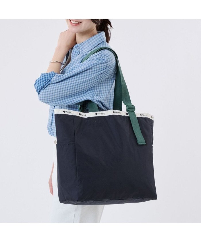 【レスポートサック/LeSportsac】のLG HANDLE ADJ TOTE/ディープシー/ボトルグリーンウェビング インテリア・キッズ・メンズ・レディースファッション・服の通販 founy(ファニー) https://founy.com/ ファッション Fashion レディースファッション Fashion for Women バッグ Bags コレクション Collection, Seasonal Line 軽量 Lightweight, Ultra Light シンプル Simple, Minimal スポーティ Sporty, Casual Athletic トラベル Travel, Travel Gear プリント Print, Printed Pattern ポケット Pocket, Pocket Detail モダン Modern, Contemporary ラップ Wrap, Wrap Design リバーシブル Reversible, Two-Sided おすすめ Recommended / Our Picks 旅行 Travel ビジネス 仕事 通勤 Business / Work / Commuting |ID: prp329100004860350 ipo3291000000035992540