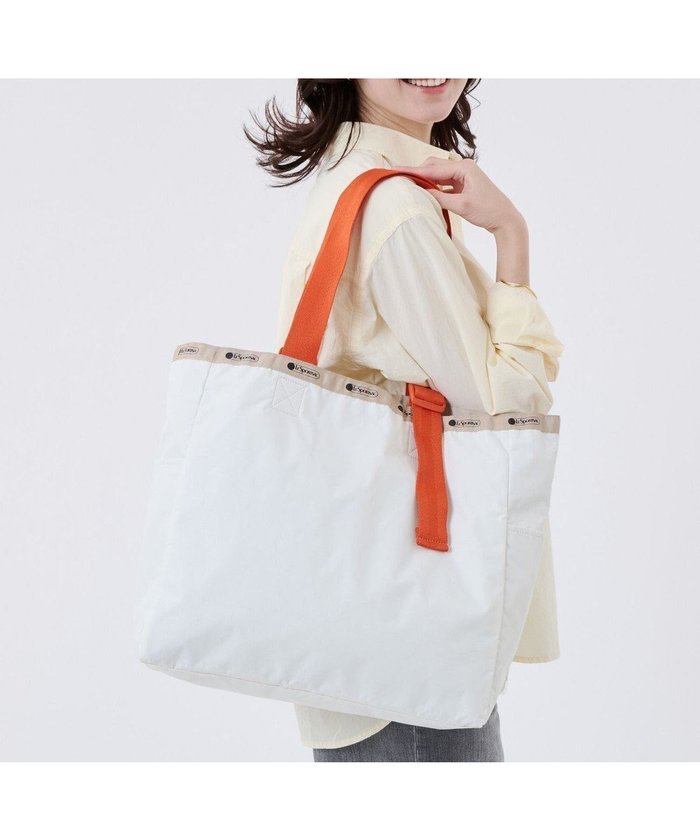 【レスポートサック/LeSportsac】のLG HANDLE ADJ TOTE/メレンゲ/マンダリンウェビング インテリア・キッズ・メンズ・レディースファッション・服の通販 founy(ファニー) https://founy.com/ ファッション Fashion レディースファッション Fashion for Women バッグ Bags オレンジ Orange コレクション Collection, Seasonal Line 軽量 Lightweight, Ultra Light シンプル Simple, Minimal スポーティ Sporty, Casual Athletic トラベル Travel, Travel Gear プリント Print, Printed Pattern ポケット Pocket, Pocket Detail おすすめ Recommended / Our Picks 旅行 Travel ビジネス 仕事 通勤 Business / Work / Commuting |ID: prp329100004860353 ipo3291000000035992553