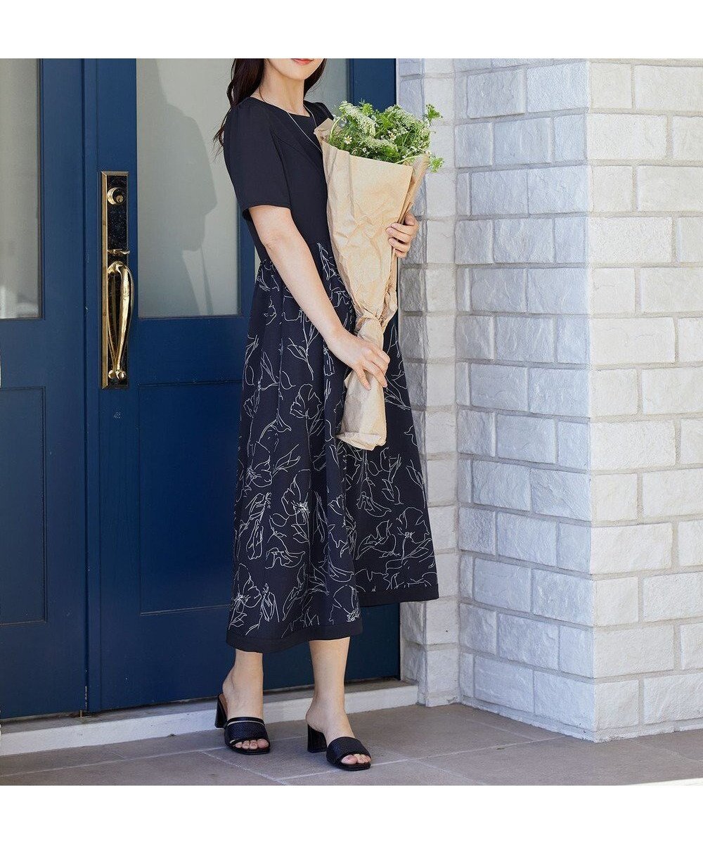 【ティアクラッセ/Tiaclasse】の【小倉優子さん着用・新色追加・洗える】モノトーンフラワープリントワンピース インテリア・キッズ・メンズ・レディースファッション・服の通販 founy(ファニー) 　ファッション　Fashion　レディースファッション　Fashion for Women　ワンピース　Dresses　アクセサリー　Fashion Accessories　春　Spring　洗える　Machine Washable　秋　Autumn　カーディガン　Cardigan, Knitwear　チュニック　Tunic, Long Top　フェミニン　Feminine, Girly　フラワー　Flower, Floral　フレア　Flare, Flared　プリント　Print, Printed Pattern　ポケット　Pocket, Pocket Detail　半袖　Short Sleeve, Half Sleeve　マキシ　Maxi, Full Length　モノトーン　Monotone, Black and White　無地　Plain, Solid Color　ラウンド　Round, Round Neck　リゾート　Resort, Vacation Style　ロング　Long, Long-Length　S/S・春夏　SS, Spring/Summer, Warm Season　再入荷　Restock / Back in Stock　夏　Summer　旅行　Travel　エレガント 上品　Elegant　新作・新入荷　New Arrivals / New In　ネイビー×ネイビー|ID: prp329100004860974 ipo3291000000036005091