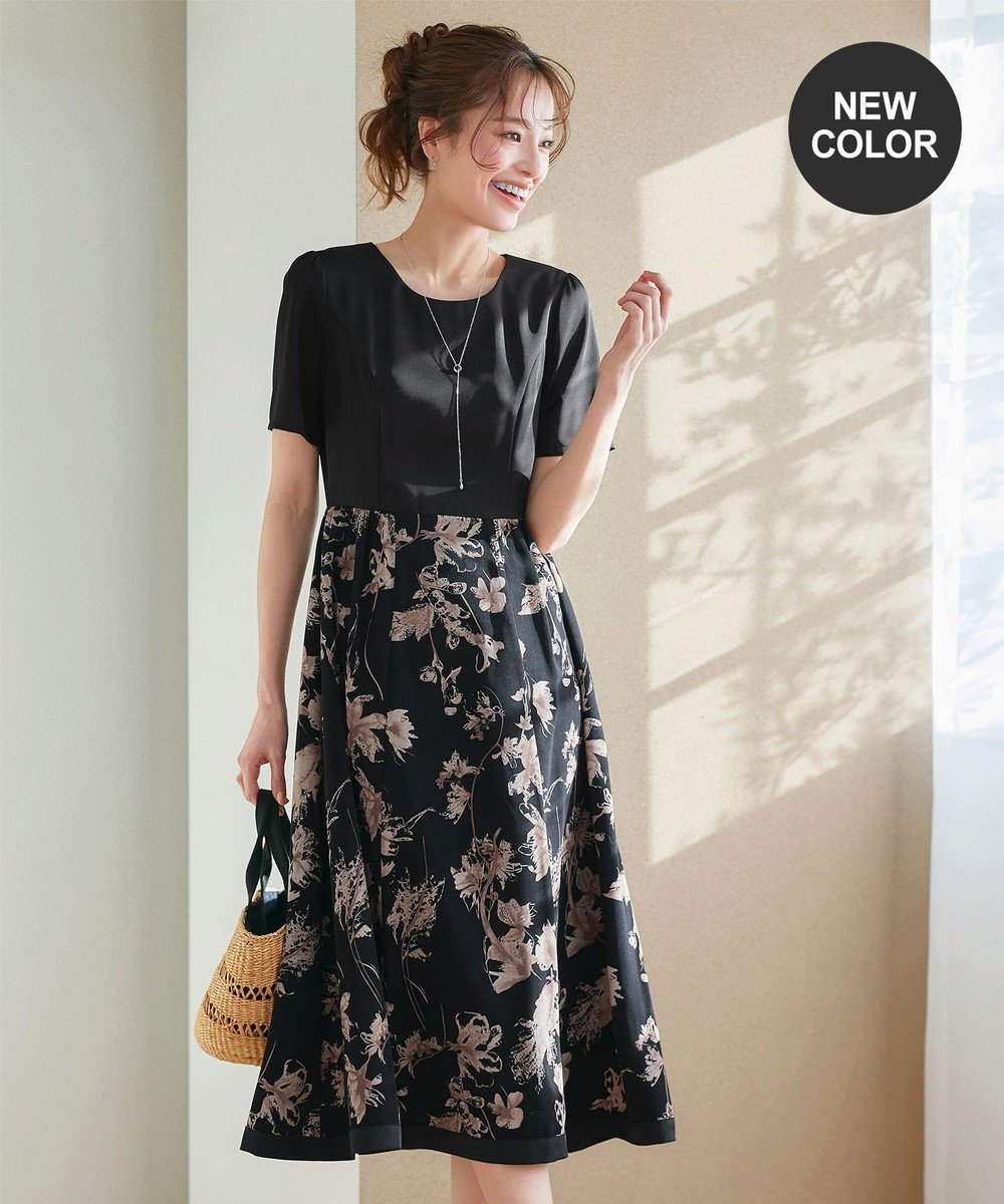 【ティアクラッセ/Tiaclasse】の【小倉優子さん着用・新色追加・洗える】モノトーンフラワープリントワンピース インテリア・キッズ・メンズ・レディースファッション・服の通販 founy(ファニー) 　ファッション　Fashion　レディースファッション　Fashion for Women　ワンピース　Dresses　アクセサリー　Fashion Accessories　春　Spring　洗える　Machine Washable　秋　Autumn　カーディガン　Cardigan, Knitwear　チュニック　Tunic, Long Top　フェミニン　Feminine, Girly　フラワー　Flower, Floral　フレア　Flare, Flared　プリント　Print, Printed Pattern　ポケット　Pocket, Pocket Detail　半袖　Short Sleeve, Half Sleeve　マキシ　Maxi, Full Length　モノトーン　Monotone, Black and White　無地　Plain, Solid Color　ラウンド　Round, Round Neck　リゾート　Resort, Vacation Style　ロング　Long, Long-Length　S/S・春夏　SS, Spring/Summer, Warm Season　再入荷　Restock / Back in Stock　夏　Summer　旅行　Travel　エレガント 上品　Elegant　新作・新入荷　New Arrivals / New In　ブラック×モカ|ID: prp329100004860974 ipo3291000000036005093