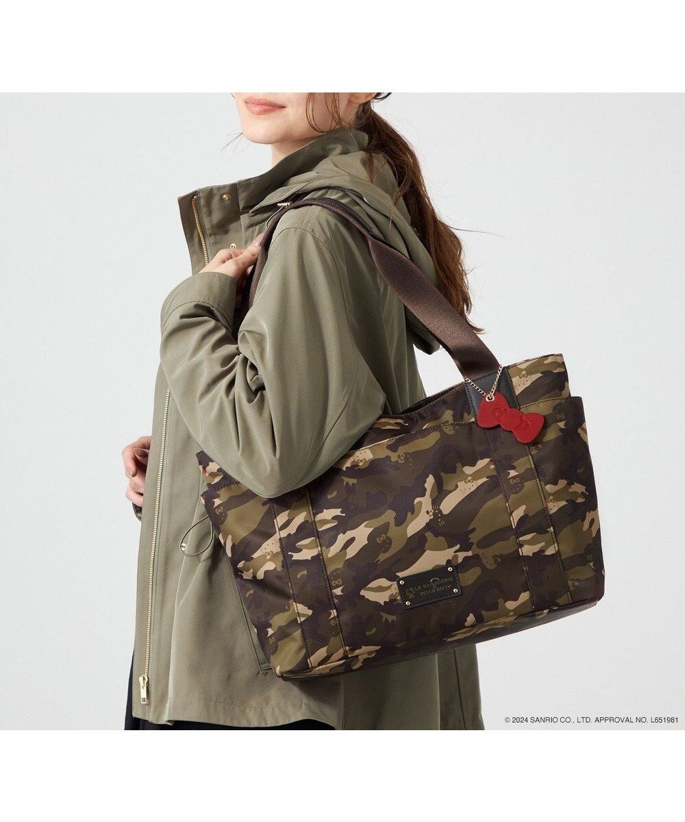 【ラ バガジェリー/LA BAGAGERIE】の【LA BAGAGERIE×HELLO KITTY】リボンチャーム付き デイリートート Mサイズ インテリア・キッズ・メンズ・レディースファッション・服の通販 founy(ファニー) ファッション Fashion レディースファッション Fashion for Women バッグ Bags おすすめ Recommended / Our Picks シンプル Simple, Minimal スマート Smart, Elegant チャーム Charm, Pendant ハンカチ Handkerchief, Hanky ポケット Pocket, Pocket Detail マグネット Magnet, Magnetic Closure リップ Lip, Lip Motif リボン Ribbon, Bow ビジネス 仕事 通勤 Business / Work / Commuting カーキ|ID: prp329100004861833 ipo3291000000036062633
