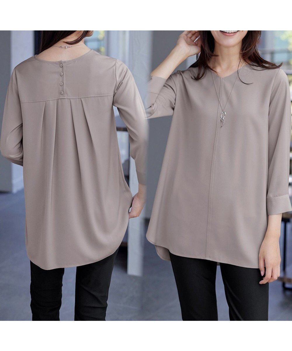 【ティアクラッセ/Tiaclasse】のラウンドスリットチュニック インテリア・キッズ・メンズ・レディースファッション・服の通販 founy(ファニー) 　ファッション　Fashion　レディースファッション　Fashion for Women　トップス・カットソー　Cut & Sew Tops　シャツ・ブラウス・オフィスカジュアル　Elegant Blouses & Button-Ups　アクセサリー　Fashion Accessories　春　Spring　洗える　Machine Washable　秋　Autumn　カーディガン　Cardigan, Knitwear　サテン　Satin, Glossy Fabric　シンプル　Simple, Minimal　スリット　Slit, Slit Detail　センター　Center, Center Line　チュニック　Tunic, Long Top　長袖　Long Sleeve, Full Sleeve　パイピング　Piping, Trim Design　フロント　Front, Front Design　ベーシック　Basic, Essential　ポケット　Pocket, Pocket Detail　ラウンド　Round, Round Neck　S/S・春夏　SS, Spring/Summer, Warm Season　再入荷　Restock / Back in Stock　おすすめ　Recommended / Our Picks　夏　Summer　エレガント 上品　Elegant　新作・新入荷　New Arrivals / New In　グレージュ|ID: prp329100004862224 ipo3291000000036085994