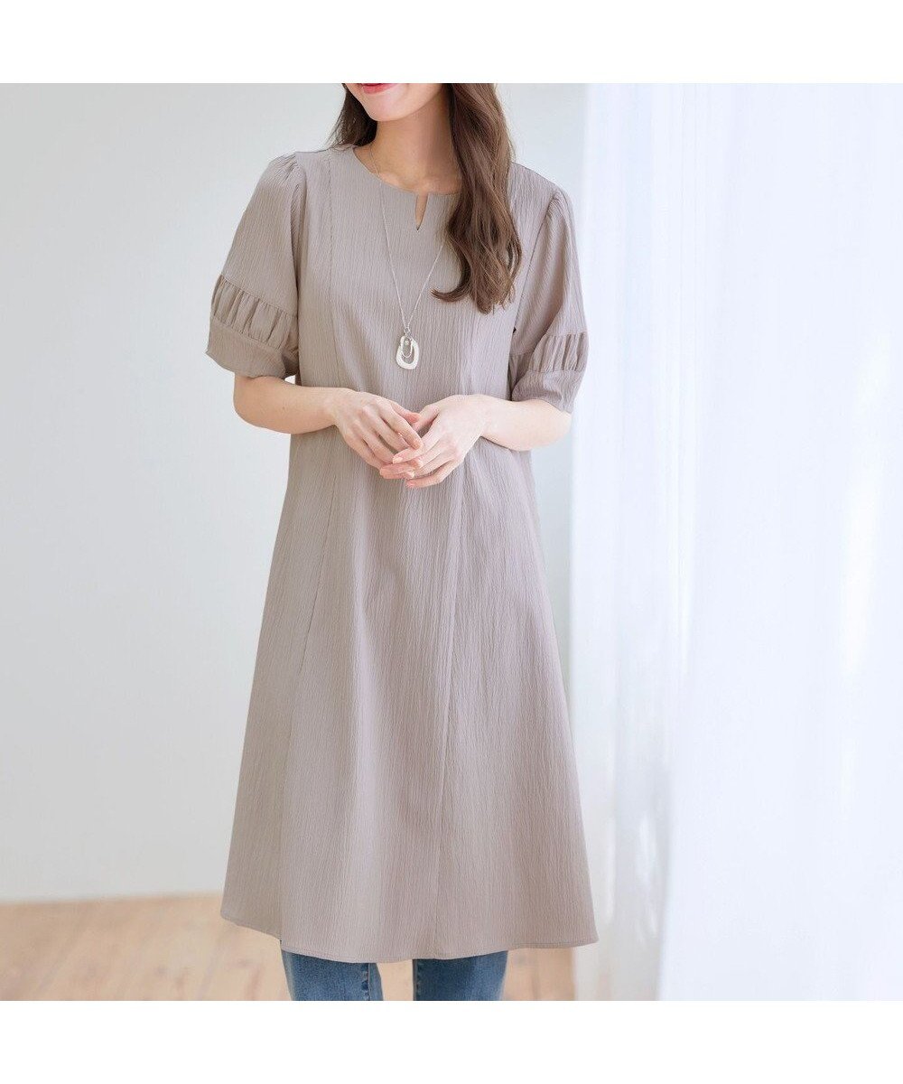 【ティアクラッセ/Tiaclasse】の【新色追加・洗える】ギャザーランタンスリーブワンピース インテリア・キッズ・メンズ・レディースファッション・服の通販 founy(ファニー) 　ファッション　Fashion　レディースファッション　Fashion for Women　ワンピース　Dresses　アクセサリー　Fashion Accessories　ウォッシャブル　Machine Washable　春　Spring　洗える　Machine Washable　カーディガン　Cardigan, Knitwear　シンプル　Simple, Minimal　スリーブ　Sleeve, Long Sleeve / Short Sleeve　チュニック　Tunic, Long Top　フェミニン　Feminine, Girly　ポケット　Pocket, Pocket Detail　半袖　Short Sleeve, Half Sleeve　無地　Plain, Solid Color　リラックス　Relax, Relaxed Fit　S/S・春夏　SS, Spring/Summer, Warm Season　再入荷　Restock / Back in Stock　夏　Summer　旅行　Travel　エレガント 上品　Elegant　新作・新入荷　New Arrivals / New In　グレージュ|ID: prp329100004862585 ipo3291000000036114802