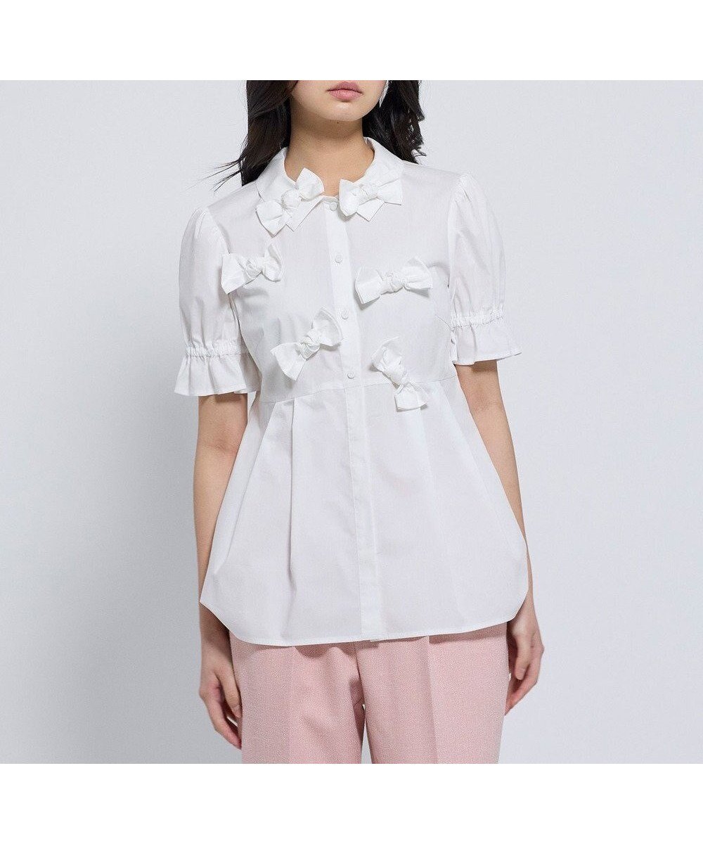 【トッカ/TOCCA】のBOUNCY RIBBON ブラウス インテリア・キッズ・メンズ・レディースファッション・服の通販 founy(ファニー) ファッション Fashion レディースファッション Fashion for Women トップス・カットソー Cut & Sew Tops シャツ・ブラウス・オフィスカジュアル Elegant Blouses & Button-Ups 春 Spring シャーリング Shirring, Ruched ストレッチ Stretch, Stretchy Fabric バランス Balance, Style Balance フェミニン Feminine, Girly フレア Flare, Flared フロント Front, Front Design 半袖 Short Sleeve, Half Sleeve モチーフ Motif, Design Theme リボン Ribbon, Bow S/S・春夏 SS, Spring/Summer, Warm Season 夏 Summer エレガント 上品 Elegant ビジネス 仕事 通勤 Business / Work / Commuting 2026年 2026 ホワイト系|ID: prp329100004862805 ipo3291000000036118921