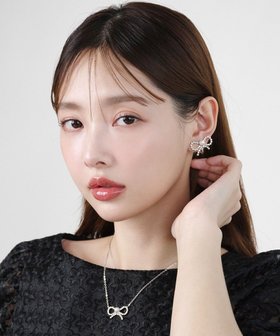 【トッカ/TOCCA】 GLITTER RIBBON EARRINGS イヤリング人気、トレンドファッション・服の通販 founy(ファニー) ファッション Fashion レディースファッション Fashion for Women ジュエリー Jewelry ファッションリング Fashion Rings イヤリング・フープ・ドロップタイプ Hoop, Drop & Clip Earrings 冬 Winter / This Winter おすすめ Recommended / Our Picks アクセサリー Fashion Accessories アシンメトリー Asymmetrical Style イヤリング Earrings ギフト プレゼント Gift / Present ストーン Stone, Gem-Like トレンド Trend, Trending Now ネックレス Necklace, Pendant Necklace パール Pearl, Pearl Accent ビジュー Bijou, Jewel-like Accent フォルム Silhouette, Form モダン Modern, Contemporary モチーフ Motif, Design Theme リボン Ribbon, Bow エレガント 上品 Elegant A/W・秋冬 Autumn/Winter |ID:prp329100004863052