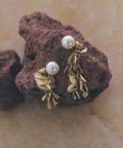 【イェッカ ヴェッカ/YECCA VECCA】のパールリーフピアス 人気、トレンドファッション・服の通販 founy(ファニー) ファッション Fashion レディースファッション Fashion for Women アクセサリー Fashion Accessories オケージョン Occasion Wear シンプル Simple, Minimal パール Pearl, Pearl Accent モチーフ Motif, Design Theme リーフ Leaf, Botanical Leaf ワンポイント One Point, Statement Accent エレガント 上品 Elegant thumbnail Gold|ID: prp329100004863136 ipo3291000000036155270