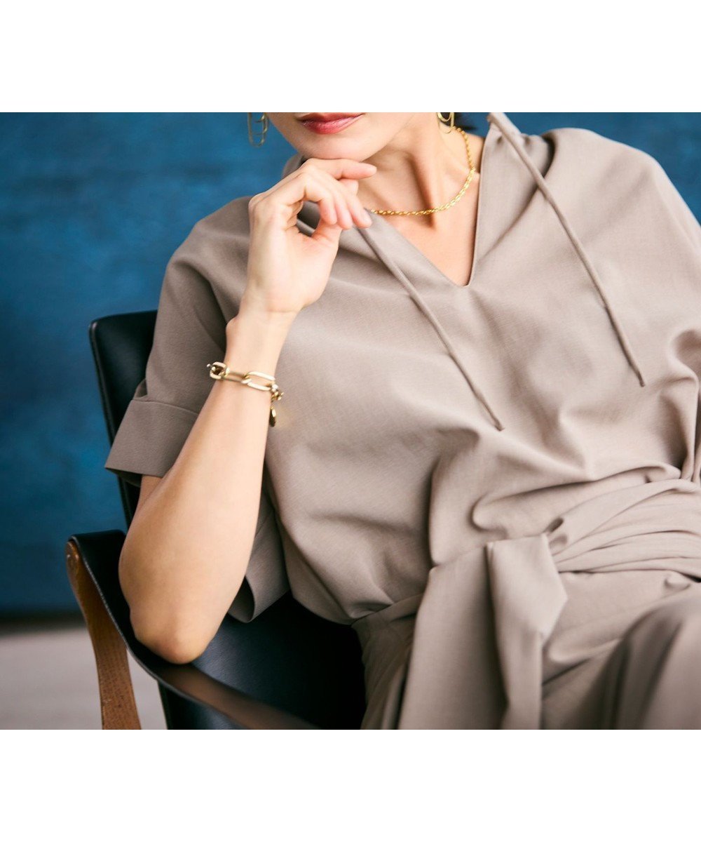 【ベイジ,/BEIGE,】の【洗える/接触冷感/速乾/UVケア対応】BATEAU / Vネックバックギャザーハーフスリーブブラウス インテリア・キッズ・メンズ・レディースファッション・服の通販 founy(ファニー) 　ファッション　Fashion　レディースファッション　Fashion for Women　トップス・カットソー　Cut & Sew Tops　シャツ・ブラウス・オフィスカジュアル　Elegant Blouses & Button-Ups　Vネックトップス　V-Neck Tops / V-Cut Neckline Shirts　春　Spring　洗える　Machine Washable　カフス　Cuff Design　ギャザー　Gathered, Ruffled　吸水　Absorbent, Quick-Dry　雑誌　Magazine, Fashion Magazine　バランス　Balance, Style Balance　フォルム　Silhouette, Form　ミックス　Mix, Mixed Style　リボン　Ribbon, Bow　S/S・春夏　SS, Spring/Summer, Warm Season　おすすめ　Recommended / Our Picks　夏　Summer　ビジネス 仕事 通勤　Business / Work / Commuting　Taupe|ID: prp329100004863719 ipo3291000000036178340