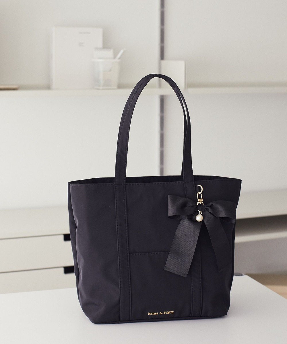 【メゾンドフルール/Maison de FLEUR】のリボンチャーム付きマルチポケットトートバッグ インテリア・キッズ・メンズ・レディースファッション・服の通販 founy(ファニー) 　ファッション　Fashion　レディースファッション　Fashion for Women　バッグ　Bags　春　Spring　傘　Umbrella, Parasol　シンプル　Simple, Minimal　チャーム　Charm, Pendant　ポケット　Pocket, Pocket Detail　リボン　Ribbon, Bow　ビジネス 仕事 通勤　Business / Work / Commuting　Black|ID: prp329100004864286 ipo3291000000036200541