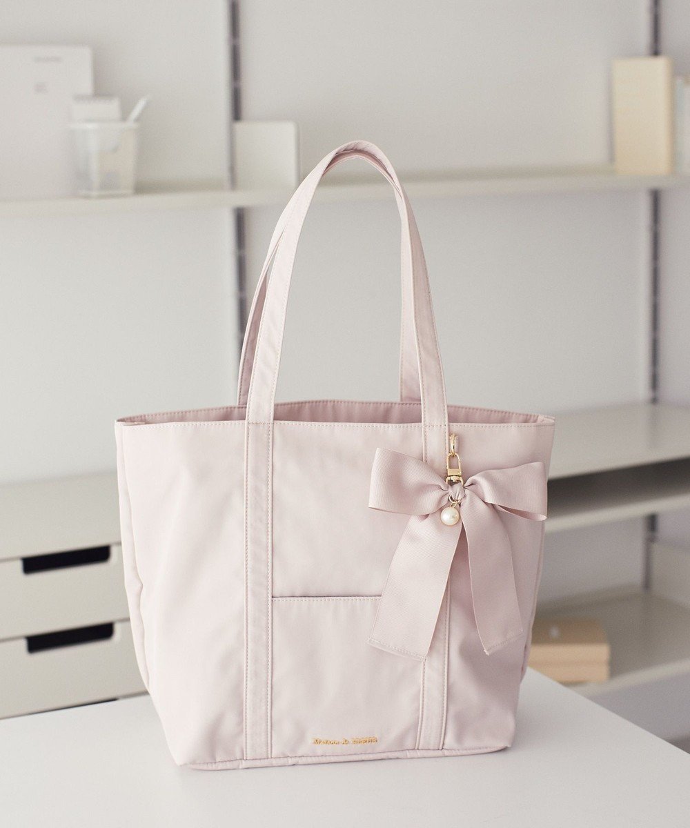 【メゾンドフルール/Maison de FLEUR】のリボンチャーム付きマルチポケットトートバッグ インテリア・キッズ・メンズ・レディースファッション・服の通販 founy(ファニー) 　ファッション　Fashion　レディースファッション　Fashion for Women　バッグ　Bags　春　Spring　傘　Umbrella, Parasol　シンプル　Simple, Minimal　チャーム　Charm, Pendant　ポケット　Pocket, Pocket Detail　リボン　Ribbon, Bow　ビジネス 仕事 通勤　Business / Work / Commuting　Grayish Pink|ID: prp329100004864286 ipo3291000000036200545