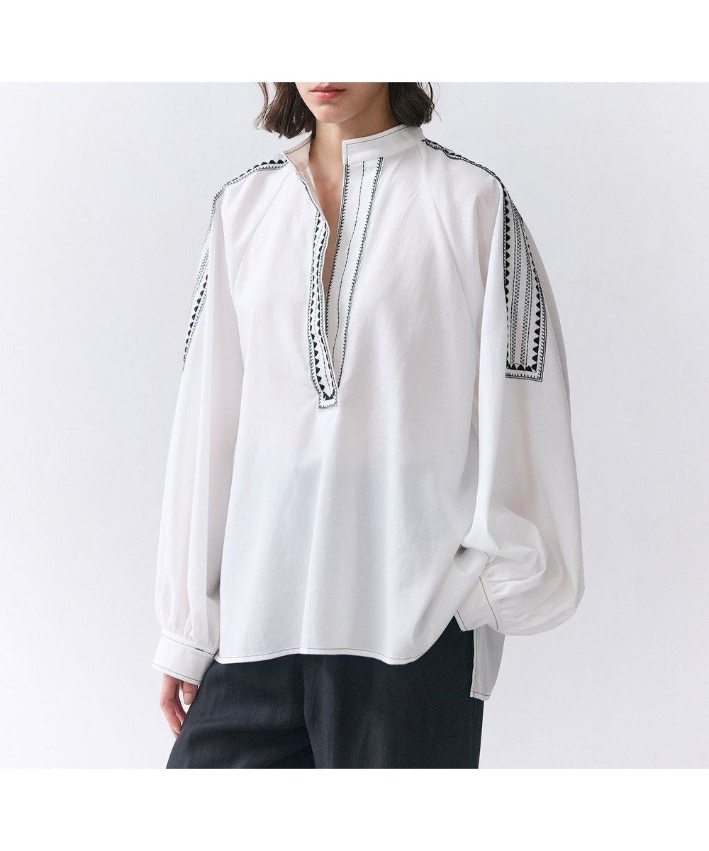 【ベイジ,/BEIGE,】のAXI / 刺繍ステッチ ドルマンスタンドブラウス 人気、トレンドファッション・服の通販 founy(ファニー) 　ファッション　Fashion　レディースファッション　Fashion for Women　トップス・カットソー　Cut & Sew Tops　シャツ・ブラウス・オフィスカジュアル　Elegant Blouses & Button-Ups　春　Spring　洗える　Machine Washable　ギャザー　Gathered, Ruffled　スキッパー　Skipper, Open Collar　スタンド　Stand Collar, Upright Stand　スリーブ　Sleeve, Long Sleeve / Short Sleeve　デニム　Denim, Jeans Material　なめらか　Smooth, Silky Texture　バランス　Balance, Style Balance　フレア　Flare, Flared　フロント　Front, Front Design　S/S・春夏　SS, Spring/Summer, Warm Season　夏　Summer　エレガント 上品　Elegant　ビジネス 仕事 通勤　Business / Work / Commuting　 other-1|ID: prp329100004864475 ipo3291000000036203539