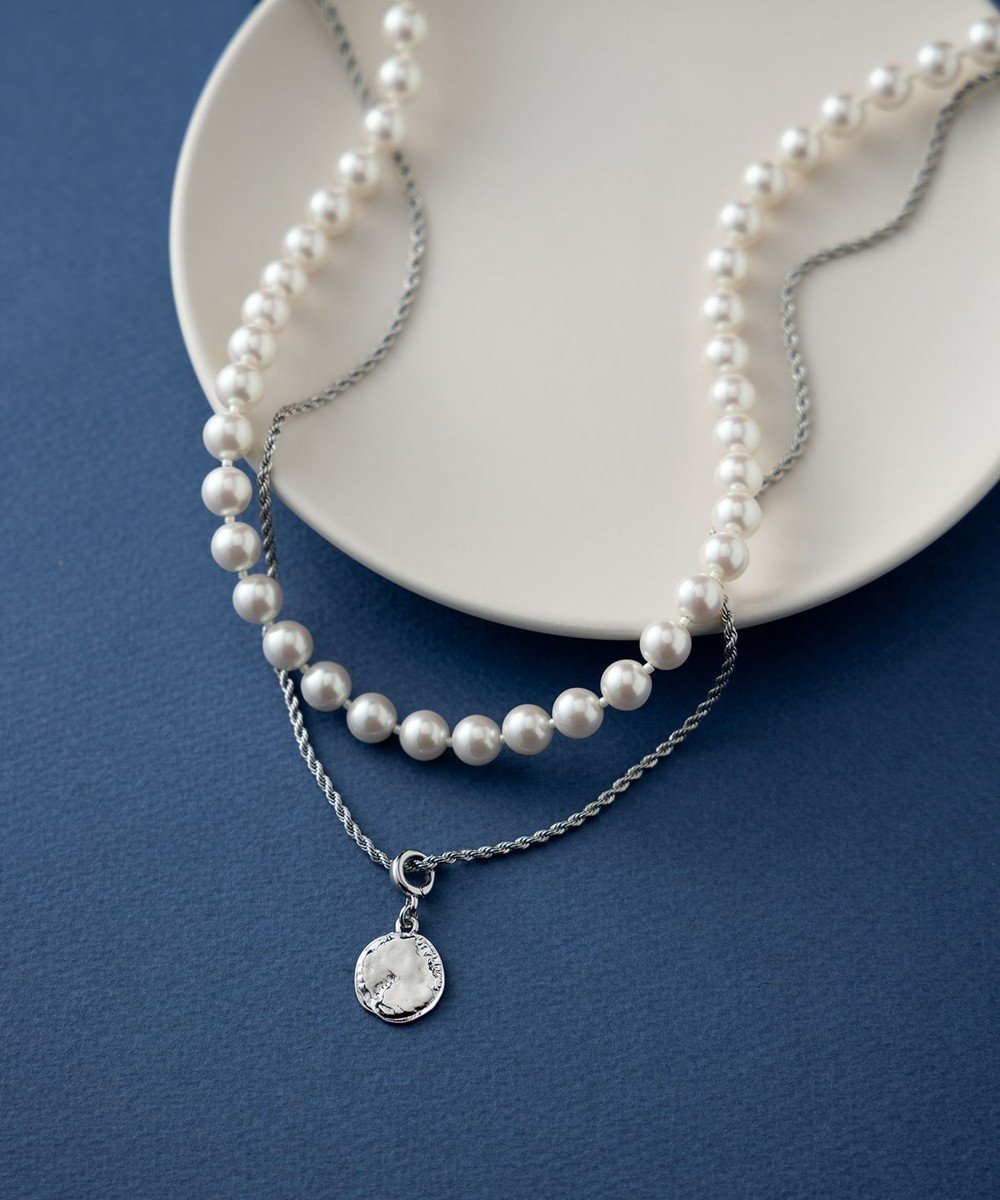 【23区/NIJYUSANKU】のコインモチーフ パール チェーン ネックレス インテリア・キッズ・メンズ・レディースファッション・服の通販 founy(ファニー) 　ファッション　Fashion　レディースファッション　Fashion for Women　ジュエリー　Jewelry　ネックレス　Necklaces & Pendants　おすすめ　Recommended / Our Picks　アクセサリー　Fashion Accessories　コイン　Coin, Coin Design　ショート　Short, Short Length　シルバー　Silver, Metallic Silver　チェーン　Chain, Chain Strap　チャーム　Charm, Pendant　デコルテ　Décolleté, Neckline　トレンド　Trend, Trending Now　ネックレス　Necklace, Pendant Necklace　パール　Pearl, Pearl Accent　モチーフ　Motif, Design Theme　シルバー系|ID: prp329100004866145 ipo3291000000036223684
