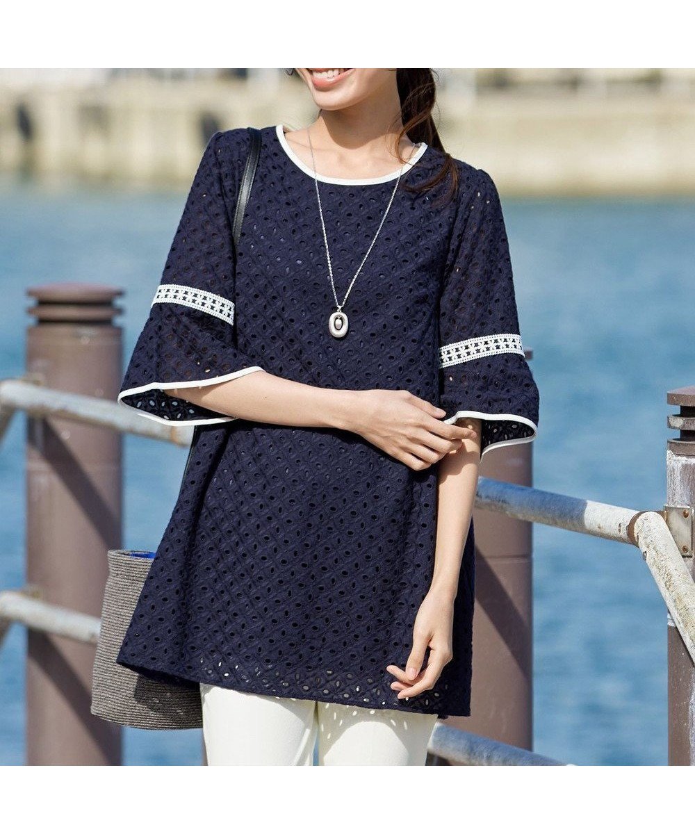 【ティアクラッセ/Tiaclasse】の【小倉優子さん着用】パンチングレース配色チュニック インテリア・キッズ・メンズ・レディースファッション・服の通販 founy(ファニー) 　ファッション　Fashion　レディースファッション　Fashion for Women　トップス・カットソー　Cut & Sew Tops　シャツ・ブラウス・オフィスカジュアル　Elegant Blouses & Button-Ups　ウォッシャブル　Machine Washable　春　Spring　洗える　Machine Washable　秋　Autumn　カーディガン　Cardigan, Knitwear　チュニック　Tunic, Long Top　パイピング　Piping, Trim Design　パターン　Pattern, Design Print　フレア　Flare, Flared　ポケット　Pocket, Pocket Detail　モノトーン　Monotone, Black and White　ラウンド　Round, Round Neck　レース　Lace, Lace Fabric　ロング　Long, Long-Length　S/S・春夏　SS, Spring/Summer, Warm Season　再入荷　Restock / Back in Stock　夏　Summer　新作・新入荷　New Arrivals / New In　ネイビー×オフホワイト|ID: prp329100004866153 ipo3291000000036223837