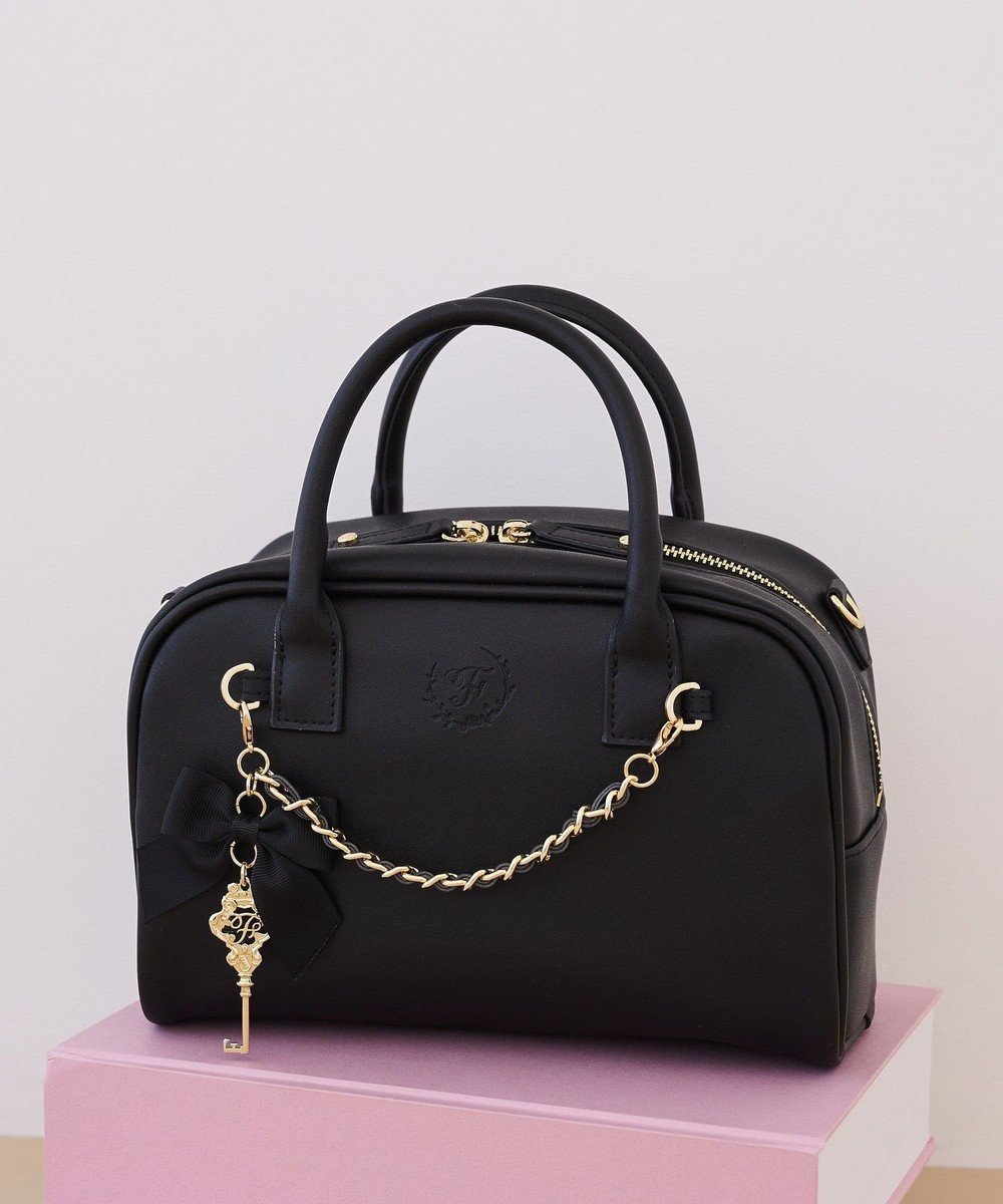 【メゾンドフルール/Maison de FLEUR】のチャーム付きスクエアボストンバッグ 人気、トレンドファッション・服の通販 founy(ファニー) 　ファッション　Fashion　レディースファッション　Fashion for Women　バッグ　Bags　エレガント 上品　Elegant　シンプル　Simple, Minimal　スクエア　Square, Square Shape　チャーム　Charm, Pendant　トレンド　Trend, Trending Now　フォルム　Silhouette, Form　ボストンバッグ　Boston Bag, Retro Bag　ボックス　Boxy, Box Shape　 other-1|ID: prp329100004866233 ipo3291000000036224953