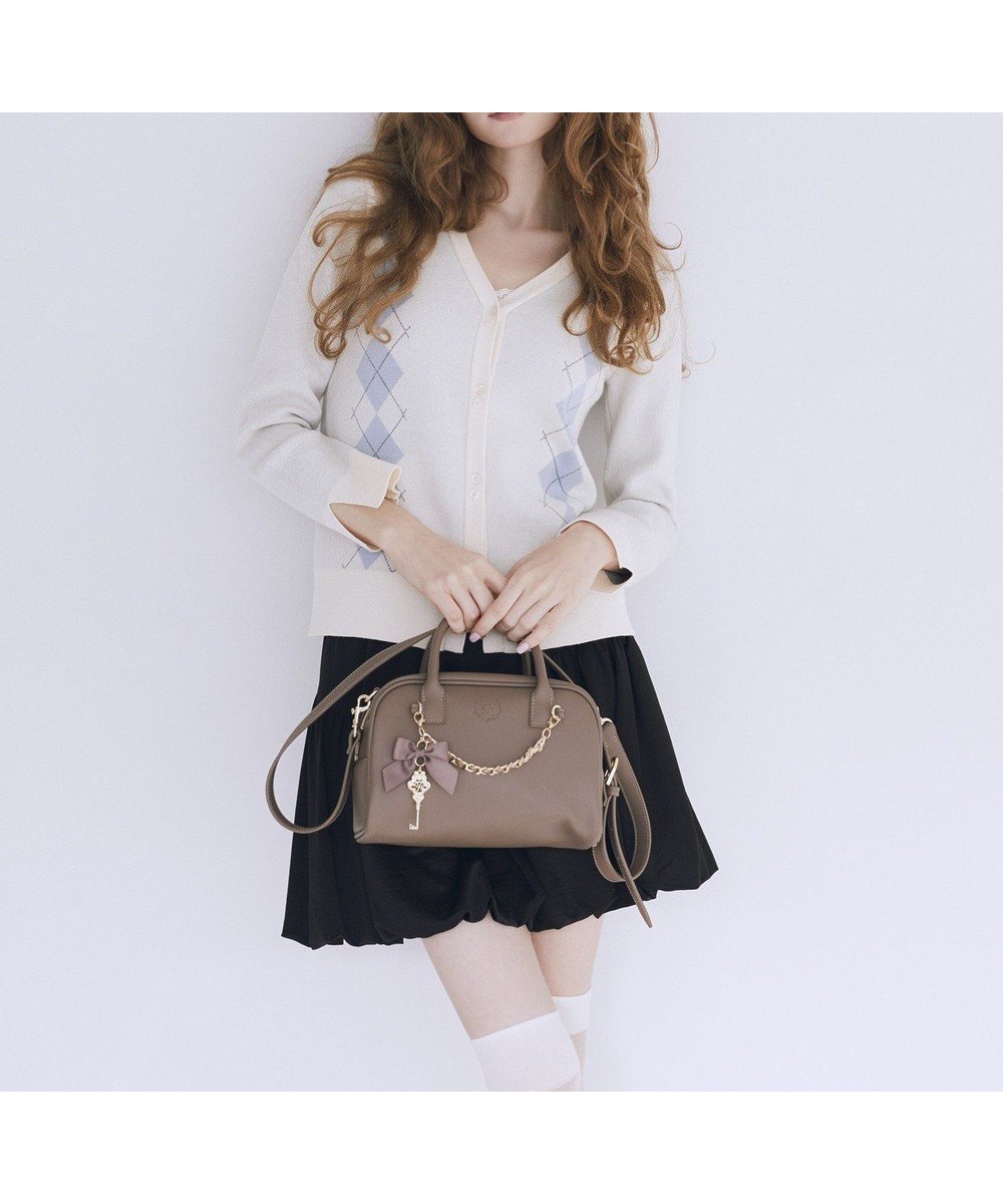 【メゾンドフルール/Maison de FLEUR】のチャーム付きスクエアボストンバッグ インテリア・キッズ・メンズ・レディースファッション・服の通販 founy(ファニー) 　ファッション　Fashion　レディースファッション　Fashion for Women　バッグ　Bags　エレガント 上品　Elegant　シンプル　Simple, Minimal　スクエア　Square, Square Shape　チャーム　Charm, Pendant　トレンド　Trend, Trending Now　フォルム　Silhouette, Form　ボストンバッグ　Boston Bag, Retro Bag　ボックス　Boxy, Box Shape　Brown|ID: prp329100004866233 ipo3291000000036224956