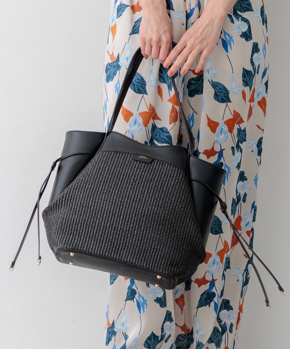 【23区/NIJYUSANKU】のペーパーライクコンビ トートバッグ (M) インテリア・キッズ・メンズ・レディースファッション・服の通販 founy(ファニー) 　ファッション　Fashion　レディースファッション　Fashion for Women　バッグ　Bags　シンプル　Simple, Minimal　フォルム　Silhouette, Form　S/S・春夏　SS, Spring/Summer, Warm Season　夏　Summer　エレガント 上品　Elegant　ビジネス 仕事 通勤　Business / Work / Commuting　2026年　2026　ブラック×ブラック|ID: prp329100004867653 ipo3291000000036261822