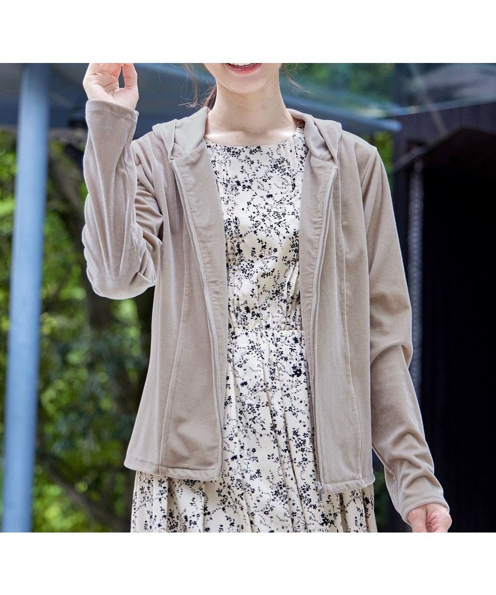 【ティアクラッセ/Tiaclasse】の【洗える】ベロアショートパーカー インテリア・キッズ・メンズ・レディースファッション・服の通販 founy(ファニー) 　ファッション　Fashion　レディースファッション　Fashion for Women　トップス・カットソー　Cut & Sew Tops　レディースパーカー・カジュアルフーディー　Casual Hoodies & Sweatshirts　ベロアトップス　Velour Tops / Velvet-Look Items　アクセサリー　Fashion Accessories　ウォッシャブル　Machine Washable　春　Spring　洗える　Machine Washable　秋　Autumn　コンパクト　Compact, Small Size　シューズ　Shoes, Footwear　シンプル　Simple, Minimal　ストレッチ　Stretch, Stretchy Fabric　長袖　Long Sleeve, Full Sleeve　パーカー　Hoodie, Parka　フェミニン　Feminine, Girly　ベルベット　Velvet, Velvety　ベロア　Velour, Soft Velvet　ポケット　Pocket, Pocket Detail　冬　Winter / This Winter　A/W・秋冬　Autumn/Winter　再入荷　Restock / Back in Stock　エレガント 上品　Elegant　新作・新入荷　New Arrivals / New In　グレージュ|ID: prp329100004868657 ipo3291000000036280557