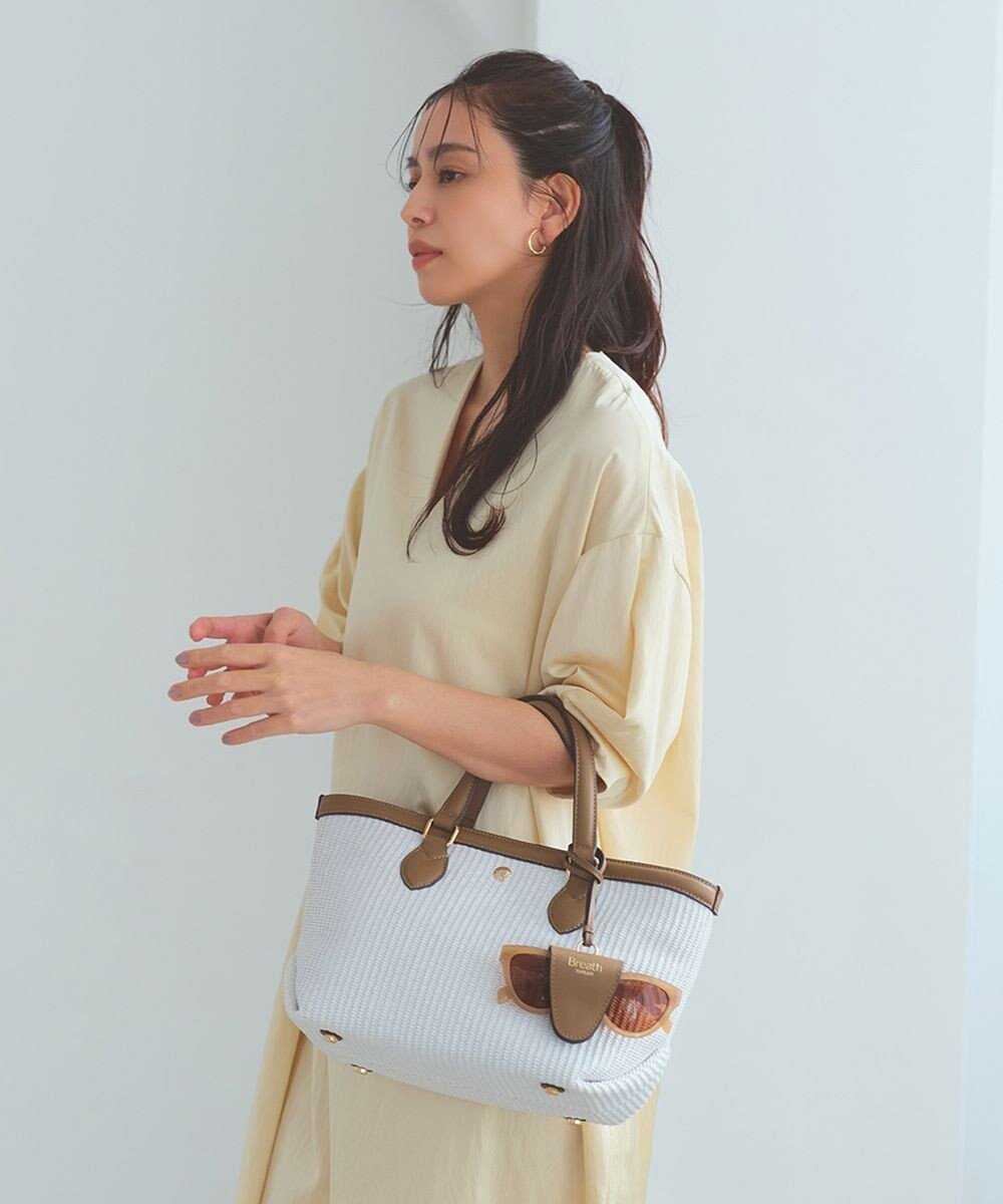 【トプカピ/TOPKAPI】の【Breath TOPKAPI】サングラスホルダー付き レザーコンビ カゴバッグ M インテリア・キッズ・メンズ・レディースファッション・服の通販 founy(ファニー) 　ファッション　Fashion　レディースファッション　Fashion for Women　バッグ　Bags　サングラス&メガネ　Sunglasses & Eyewear　コンビ　Combo, Combination Style　サングラス　Sunglasses, Shades　スマート　Smart, Elegant　チャーム　Charm, Pendant　バランス　Balance, Style Balance　ポケット　Pocket, Pocket Detail　マグネット　Magnet, Magnetic Closure　夏　Summer　春　Spring　S/S・春夏　SS, Spring/Summer, Warm Season　ホワイト|ID: prp329100004868970 ipo3291000000036282533