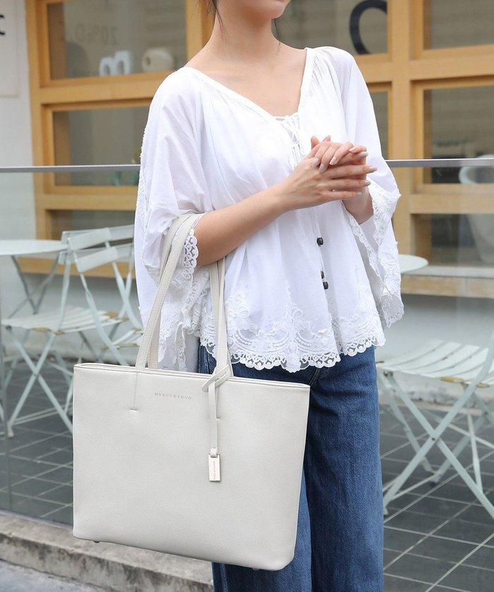 【スタイルコード/STYLE CODE】の【MERCURYDUO/マーキュリーデュオ】レニス チャーム付きシンプルラージトートバッグ インテリア・キッズ・メンズ・レディースファッション・服の通販 founy(ファニー) https://founy.com/ ファッション Fashion レディースファッション Fashion for Women バッグ Bags チャーム Charm, Pendant フェミニン Feminine, Girly ポケット Pocket, Pocket Detail メタル Metal, Metal Parts ビジネス 仕事 通勤 Business / Work / Commuting |ID: prp329100004870626 ipo3291000000036303882