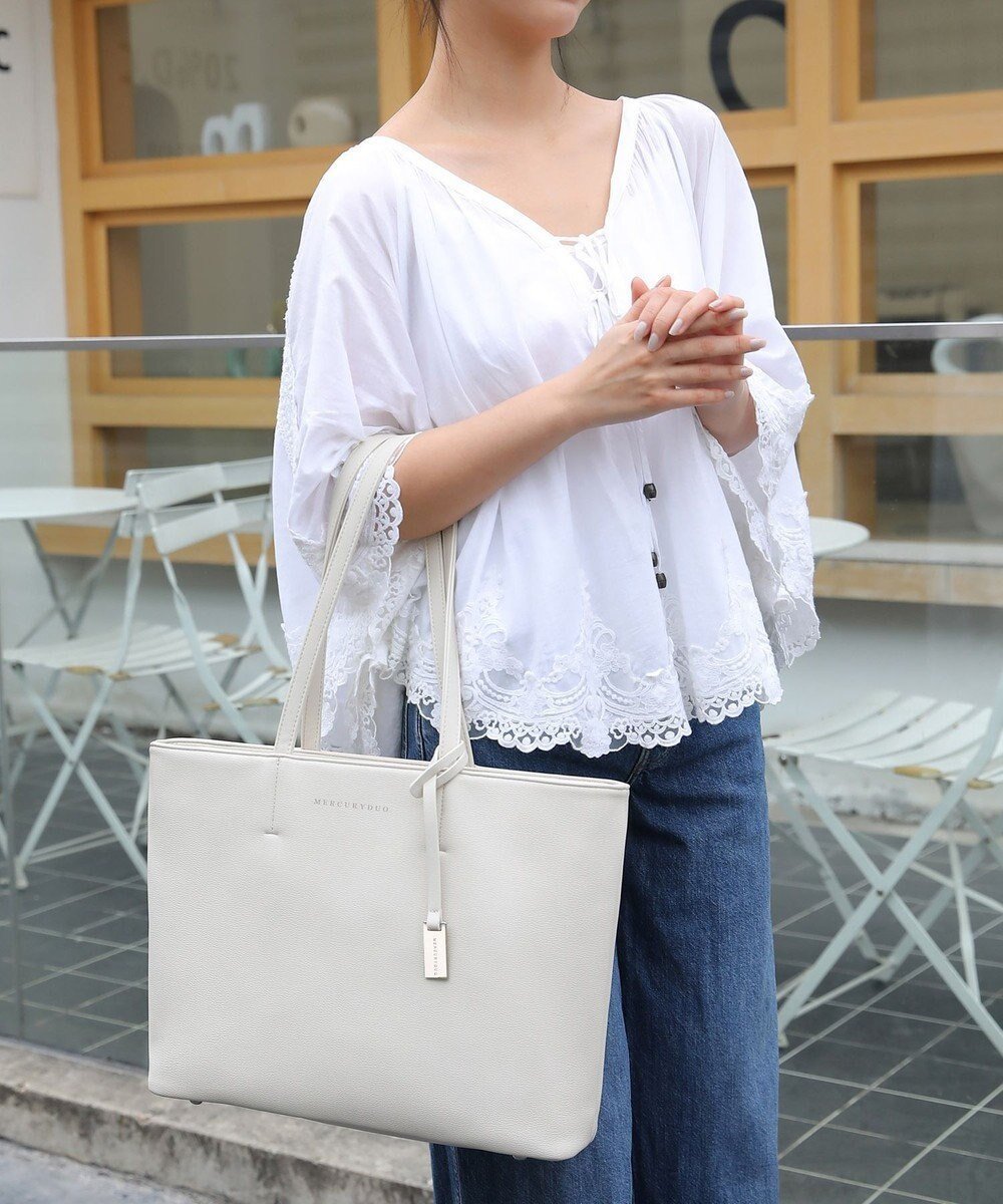 【スタイルコード/STYLE CODE】の【MERCURYDUO/マーキュリーデュオ】レニス チャーム付きシンプルラージトートバッグ インテリア・キッズ・メンズ・レディースファッション・服の通販 founy(ファニー) 　ファッション　Fashion　レディースファッション　Fashion for Women　バッグ　Bags　チャーム　Charm, Pendant　フェミニン　Feminine, Girly　ポケット　Pocket, Pocket Detail　メタル　Metal, Metal Parts　ビジネス 仕事 通勤　Business / Work / Commuting　アイボリー|ID: prp329100004870626 ipo3291000000036303883