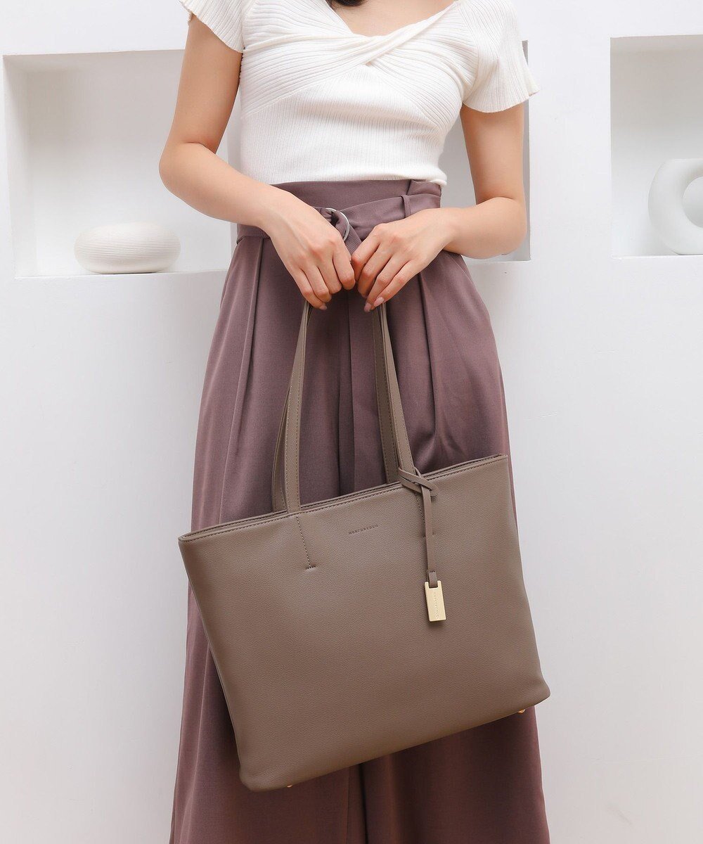 【スタイルコード/STYLE CODE】の【MERCURYDUO/マーキュリーデュオ】レニス チャーム付きシンプルラージトートバッグ インテリア・キッズ・メンズ・レディースファッション・服の通販 founy(ファニー) 　ファッション　Fashion　レディースファッション　Fashion for Women　バッグ　Bags　チャーム　Charm, Pendant　フェミニン　Feminine, Girly　ポケット　Pocket, Pocket Detail　メタル　Metal, Metal Parts　ビジネス 仕事 通勤　Business / Work / Commuting　オーク|ID: prp329100004870626 ipo3291000000036303885