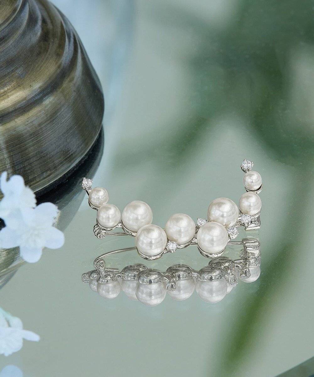 【ティアクラッセ/Tiaclasse】のフェイクパールムーンブローチ インテリア・キッズ・メンズ・レディースファッション・服の通販 founy(ファニー) 　ファッション　Fashion　レディースファッション　Fashion for Women　アクセサリー　Fashion Accessories　オケージョン　Occasion Wear　シューズ　Shoes, Footwear　シンプル　Simple, Minimal　ジャケット　Jacket, Outerwear　パール　Pearl, Pearl Accent　ビジュー　Bijou, Jewel-like Accent　ブローチ　Brooch, Pin Brooch　エレガント 上品　Elegant　入学式　Entrance Ceremony　再入荷　Restock / Back in Stock　卒業式　Graduation Ceremony　新作・新入荷　New Arrivals / New In　結婚式　Wedding　シルバー|ID: prp329100004870644 ipo3291000000036304100