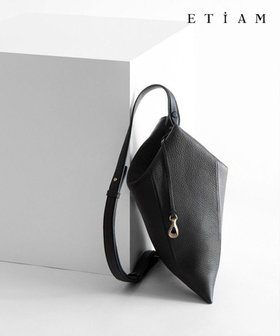 【五大陸/GOTAIRIKU】の【ETIAM】シュリンク トライアングルポーチ《Prism》 人気、トレンドファッション・服の通販 founy(ファニー) ファッション Fashion レディースファッション Fashion for Women ポーチ&ミニバッグ Pouches & Mini Bags イタリア Italy エレガント 上品 Elegant グログラン Grosgrain, Grosgrain Ribbon コンパクト Compact, Small Size 巾着 Drawstring Bag, Kinchaku スマート Smart, Elegant センター Center, Center Line 財布 Wallet, Purse トライアングル Triangle, Triangular Shape フォルム Silhouette, Form ポケット Pocket, Pocket Detail ポーチ Pouch, Small Case ラグジュアリー Luxury, Elegant ラップ Wrap, Wrap Design スーツケース キャリーケース Suitcase / Carry Case ビジネス 仕事 通勤 Business / Work / Commuting |ID:prp329100004870666