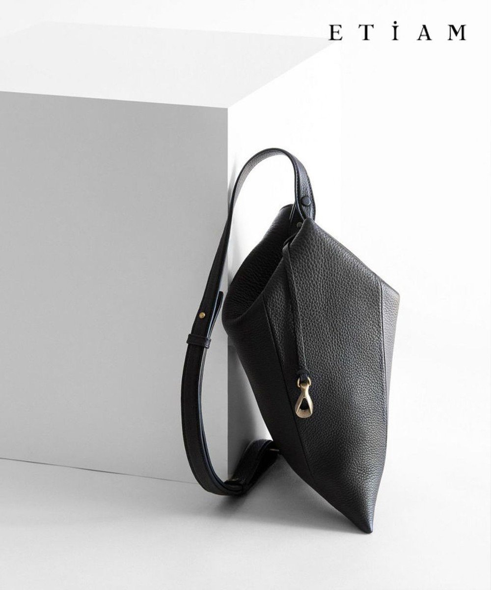 【五大陸/GOTAIRIKU】の【ETIAM】シュリンク トライアングルポーチ《Prism》 人気、トレンドファッション・服の通販 founy(ファニー) 　ファッション　Fashion　レディースファッション　Fashion for Women　ポーチ&ミニバッグ　Pouches & Mini Bags　イタリア　Italy　エレガント 上品　Elegant　グログラン　Grosgrain, Grosgrain Ribbon　コンパクト　Compact, Small Size　巾着　Drawstring Bag, Kinchaku　スマート　Smart, Elegant　センター　Center, Center Line　財布　Wallet, Purse　トライアングル　Triangle, Triangular Shape　フォルム　Silhouette, Form　ポケット　Pocket, Pocket Detail　ポーチ　Pouch, Small Case　ラグジュアリー　Luxury, Elegant　ラップ　Wrap, Wrap Design　スーツケース キャリーケース　Suitcase / Carry Case　ビジネス 仕事 通勤　Business / Work / Commuting　 other-1|ID: prp329100004870666 ipo3291000000036304436