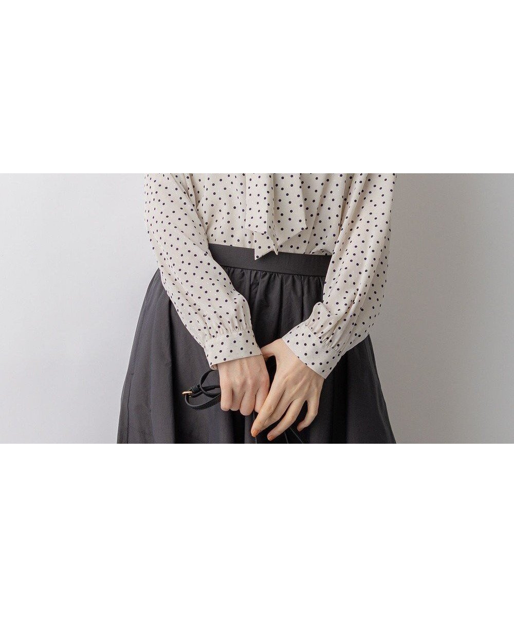 【23区/NIJYUSANKU】のランダムドットプリント タックブラウス インテリア・キッズ・メンズ・レディースファッション・服の通販 founy(ファニー) 　ファッション　Fashion　レディースファッション　Fashion for Women　トップス・カットソー　Cut & Sew Tops　シャツ・ブラウス・オフィスカジュアル　Elegant Blouses & Button-Ups　春　Spring　シンプル　Simple, Minimal　ジャケット　Jacket, Outerwear　ドット　Polka Dot, Dot Pattern　ドレープ　Drape, Draping Fabric　なめらか　Smooth, Silky Texture　フロント　Front, Front Design　S/S・春夏　SS, Spring/Summer, Warm Season　夏　Summer　エレガント 上品　Elegant　セレモニー　Ceremony　2026年　2026　ベージュ系|ID: prp329100004877431 ipo3291000000036383867