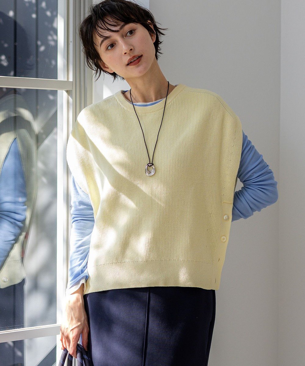 【23区/NIJYUSANKU】のコットンギマ ニットベスト インテリア・キッズ・メンズ・レディースファッション・服の通販 founy(ファニー) 　ファッション　Fashion　レディースファッション　Fashion for Women　アウター　Coat / Outerwear Collection　トップス・カットソー　Cut & Sew Tops　ニット　Knit Tops & Sweaters　ベスト&ジレ / 重ね着スタイル　Vests & Gilets　イエロー　Yellow　インナー　Innerwear　春　Spring　畦　Ribbed Knit　カットソー　Cut and Sewn Top　スキッパー　Skipper, Open Collar　スリット　Slit, Slit Detail　定番　Standard, Basic Item　ベスト　Vest, Waistcoat　S/S・春夏　SS, Spring/Summer, Warm Season　夏　Summer　エレガント 上品　Elegant　2026年　2026　ライトイエロー系|ID: prp329100004887791 ipo3291000000036498374