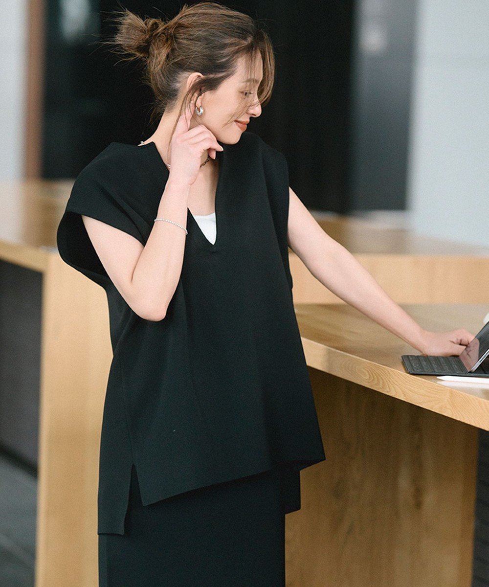 【アンフィーロ 自由区/UNFILO】のフォルムニットジレ インテリア・キッズ・メンズ・レディースファッション・服の通販 founy(ファニー) 　ファッション　Fashion　レディースファッション　Fashion for Women　アウター　Coat / Outerwear Collection　トップス・カットソー　Cut & Sew Tops　ニット　Knit Tops & Sweaters　ベスト&ジレ / 重ね着スタイル　Vests & Gilets　インナー　Innerwear　ウォッシャブル　Machine Washable　春　Spring　洗える　Machine Washable　軽量　Lightweight, Ultra Light　ストレッチ　Stretch, Stretchy Fabric　スリット　Slit, Slit Detail　セーター　Sweater, Knitwear　フォルム　Silhouette, Form　フロント　Front, Front Design　プリーツ　Pleats, Pleated　ヘムライン　Hemline, Bottom Cut　ボックス　Boxy, Box Shape　ボトム　Bottoms, Lower Wear　ミドル　Middle Length, Mid Height　S/S・春夏　SS, Spring/Summer, Warm Season　夏　Summer　ブラック|ID: prp329100004895573 ipo3291000000036598780