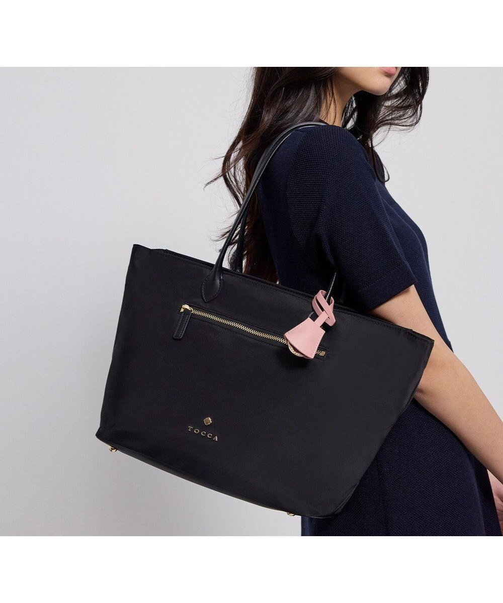【トッカ/TOCCA】の【一部WEB限定カラー】LAUREL NYLONBAG ナイロンバッグ インテリア・キッズ・メンズ・レディースファッション・服の通販 founy(ファニー) 　ファッション　Fashion　レディースファッション　Fashion for Women　バッグ　Bags　シンプル　Simple, Minimal　財布　Wallet, Purse　チャーム　Charm, Pendant　フォルム　Silhouette, Form　ポケット　Pocket, Pocket Detail　メタル　Metal, Metal Parts　リュクス　Luxury, Elegant, High-End, Chic　おすすめ　Recommended / Our Picks　ビジネス 仕事 通勤　Business / Work / Commuting　【WEB限定カラー】ブラック×ピンク系|ID: prp329100004898223 ipo3291000000036642962