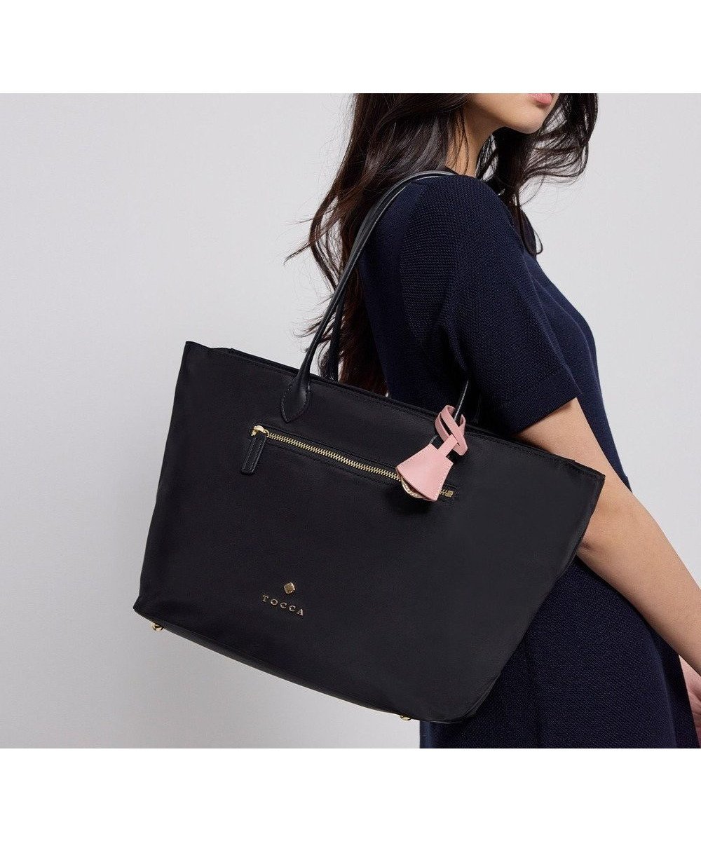 【トッカ/TOCCA】の【一部WEB限定カラー】LAUREL NYLONBAG ナイロンバッグ インテリア・キッズ・メンズ・レディースファッション・服の通販 founy(ファニー) ファッション Fashion レディースファッション Fashion for Women バッグ Bags シンプル Simple, Minimal 財布 Wallet, Purse チャーム Charm, Pendant フォルム Silhouette, Form ポケット Pocket, Pocket Detail メタル Metal, Metal Parts リュクス Luxury, Elegant, High-End, Chic おすすめ Recommended / Our Picks ビジネス 仕事 通勤 Business / Work / Commuting 【WEB限定カラー】ブラック×ピンク系|ID: prp329100004902869 ipo3291000000036693739